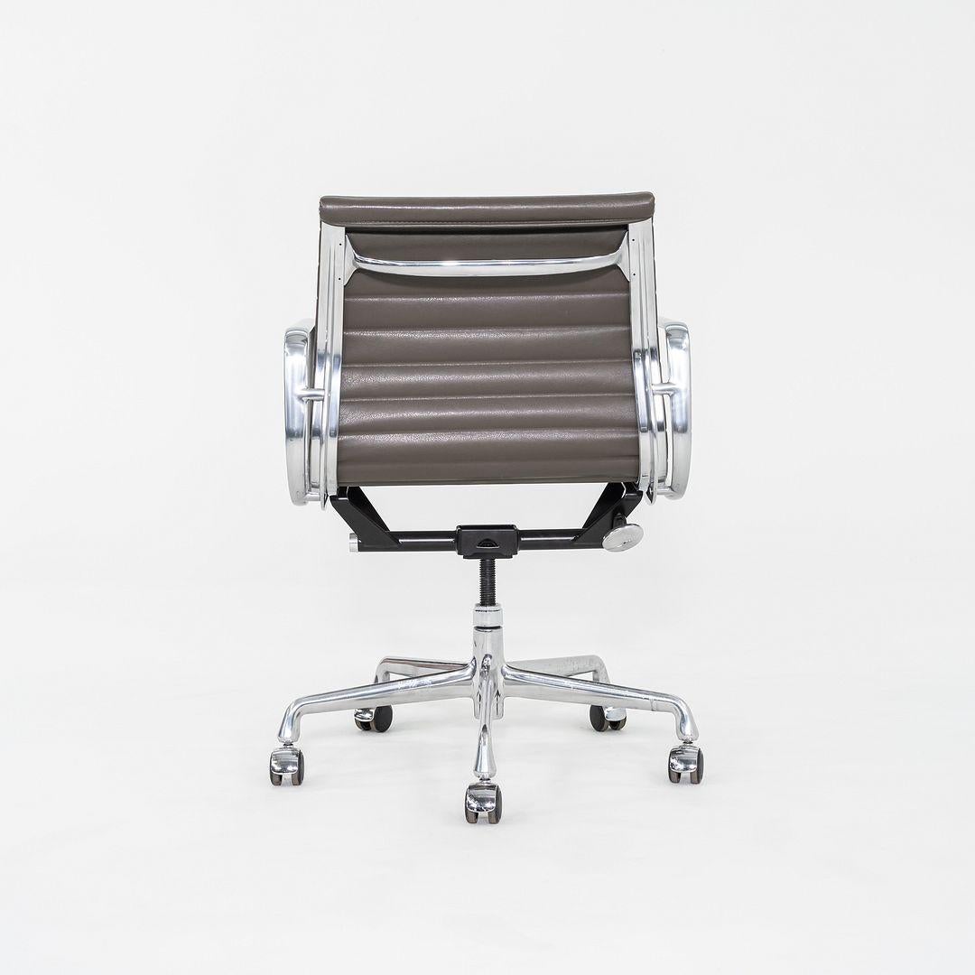 XXI secolo e contemporaneo 2013 Herman Miller Eames Gruppo di Sedie da Scrivania in Alluminio in Marrone 11x Disponibili in vendita