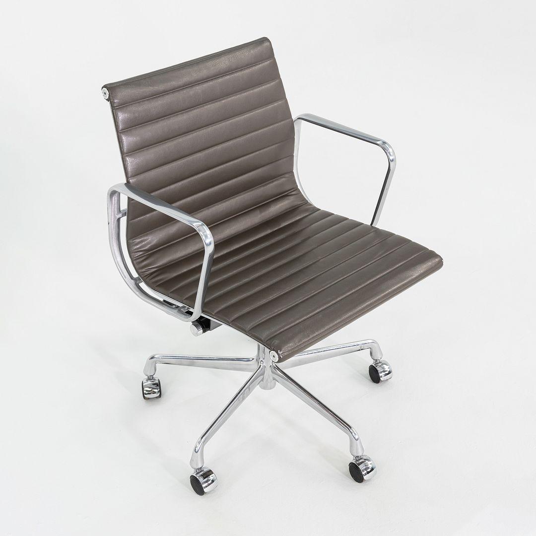 Pelle 2013 Herman Miller Eames Gruppo di Sedie da Scrivania in Alluminio in Marrone 11x Disponibili in vendita