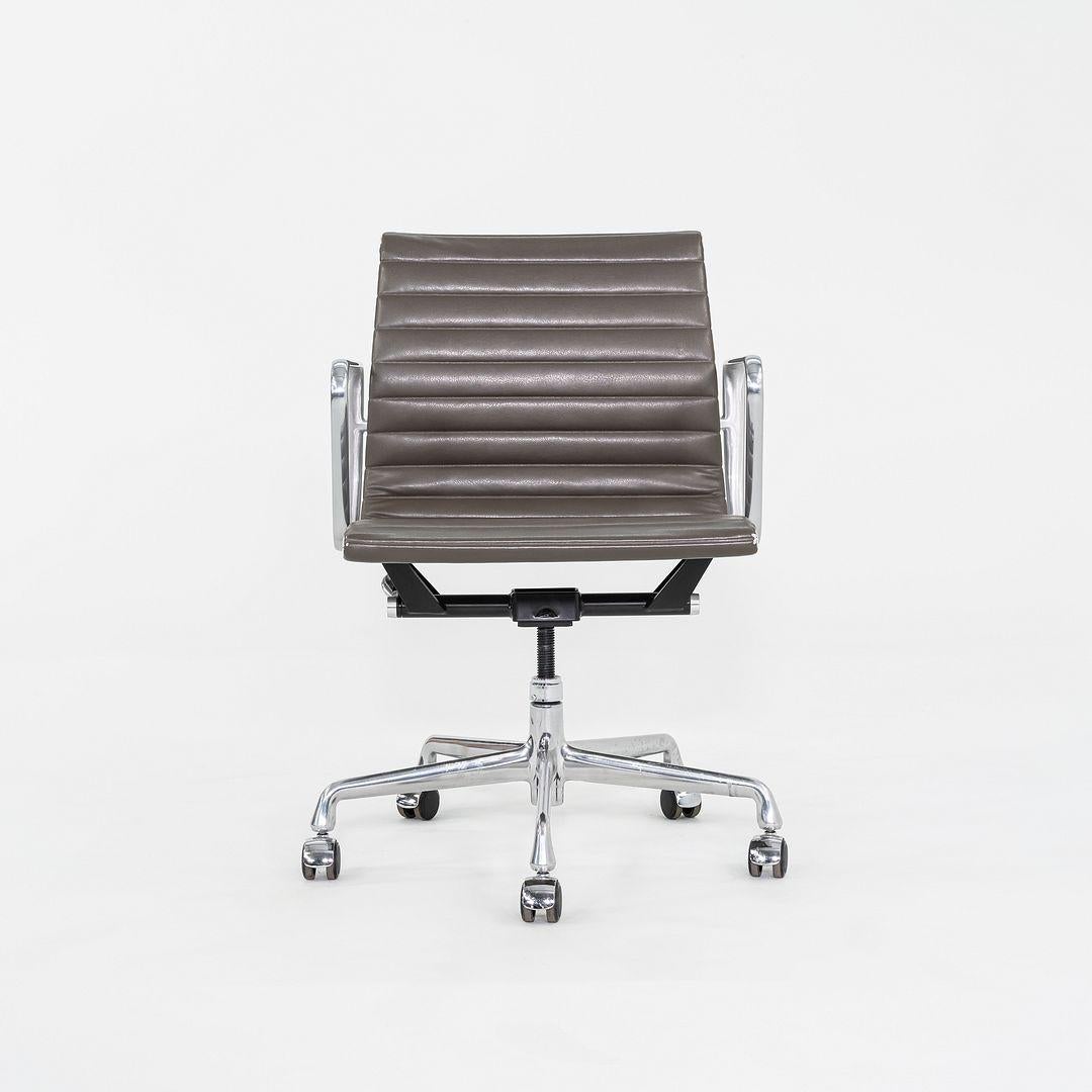 2013 Herman Miller Eames Gruppo di Sedie da Scrivania in Alluminio in Marrone 11x Disponibili in vendita 1