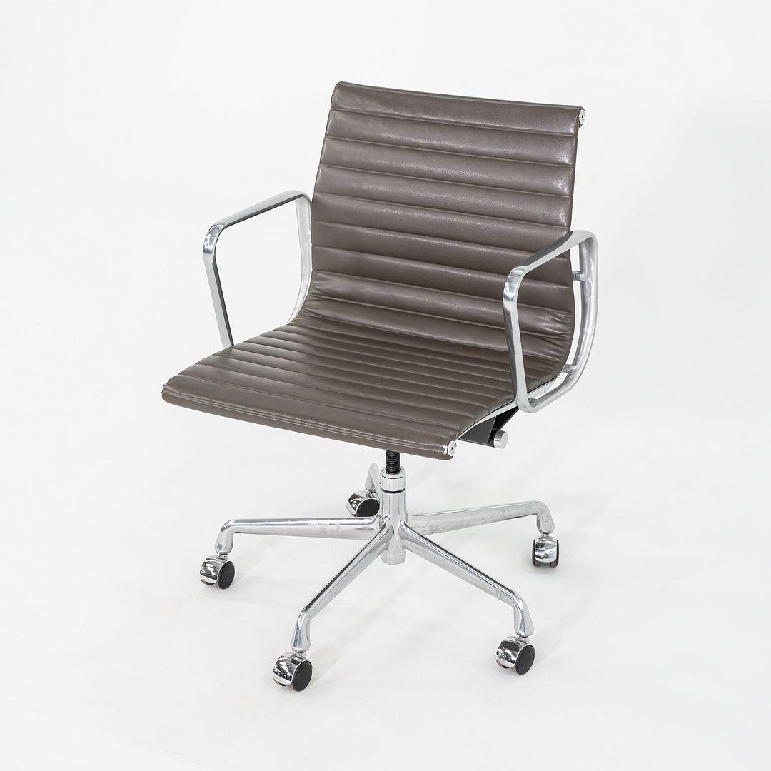 2013 Herman Miller Eames Gruppo di Sedie da Scrivania in Alluminio in Marrone 11x Disponibili in vendita 2