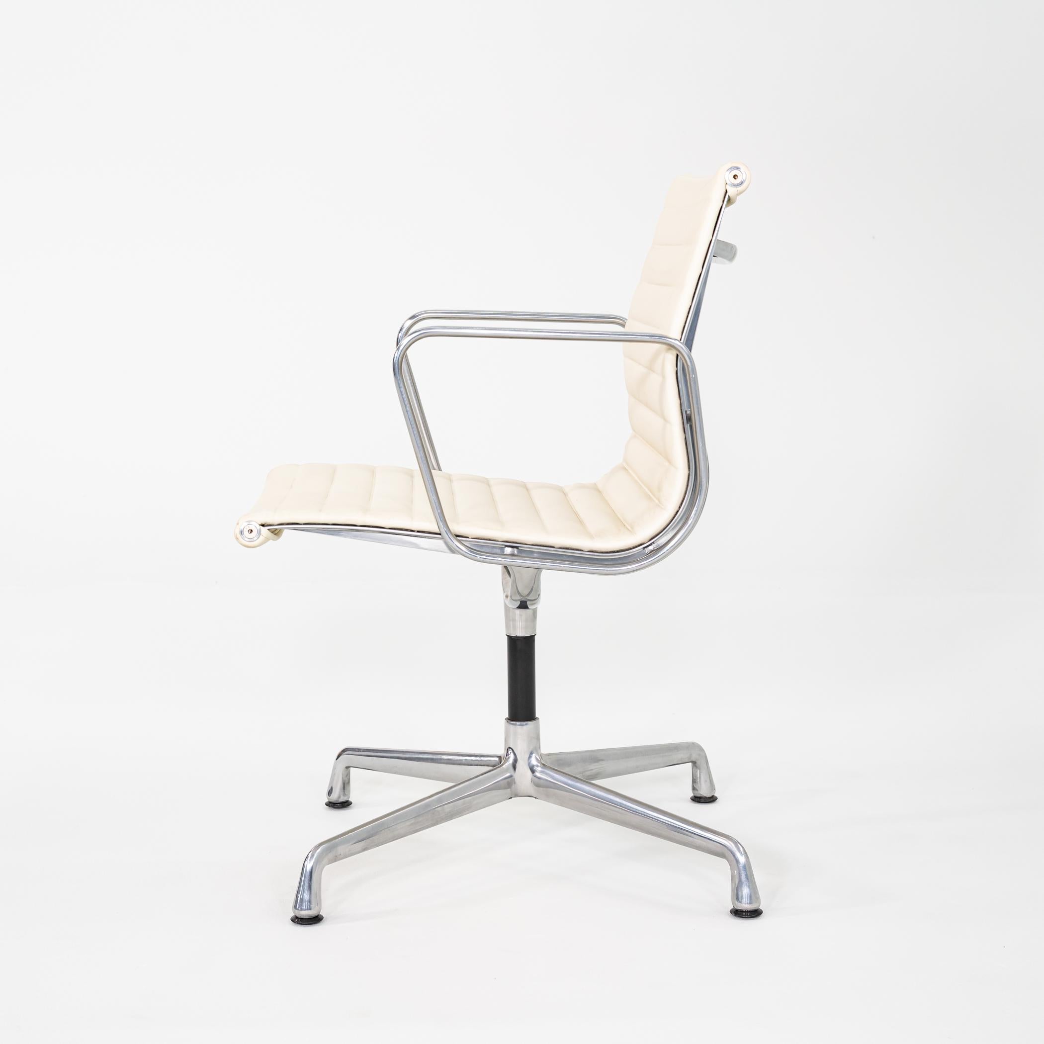 2013 Herman Miller Eames Aluminum Group Side Chair mit Drehfuß (Moderne) im Angebot
