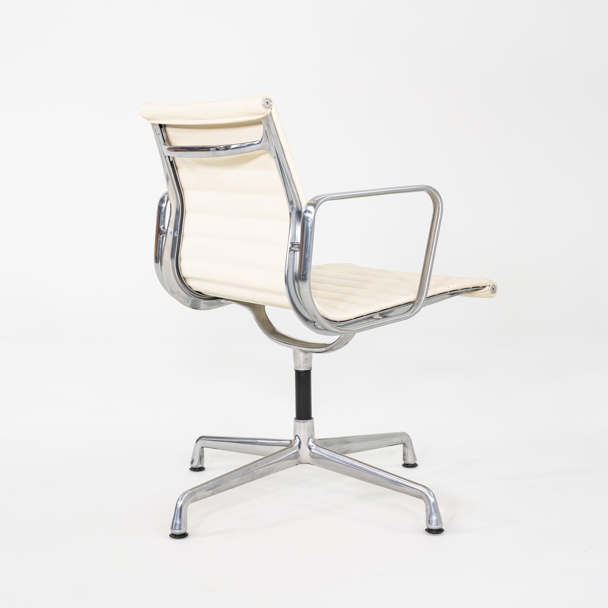 2013 Herman Miller Eames Aluminum Group Side Chair mit Drehfuß (amerikanisch) im Angebot