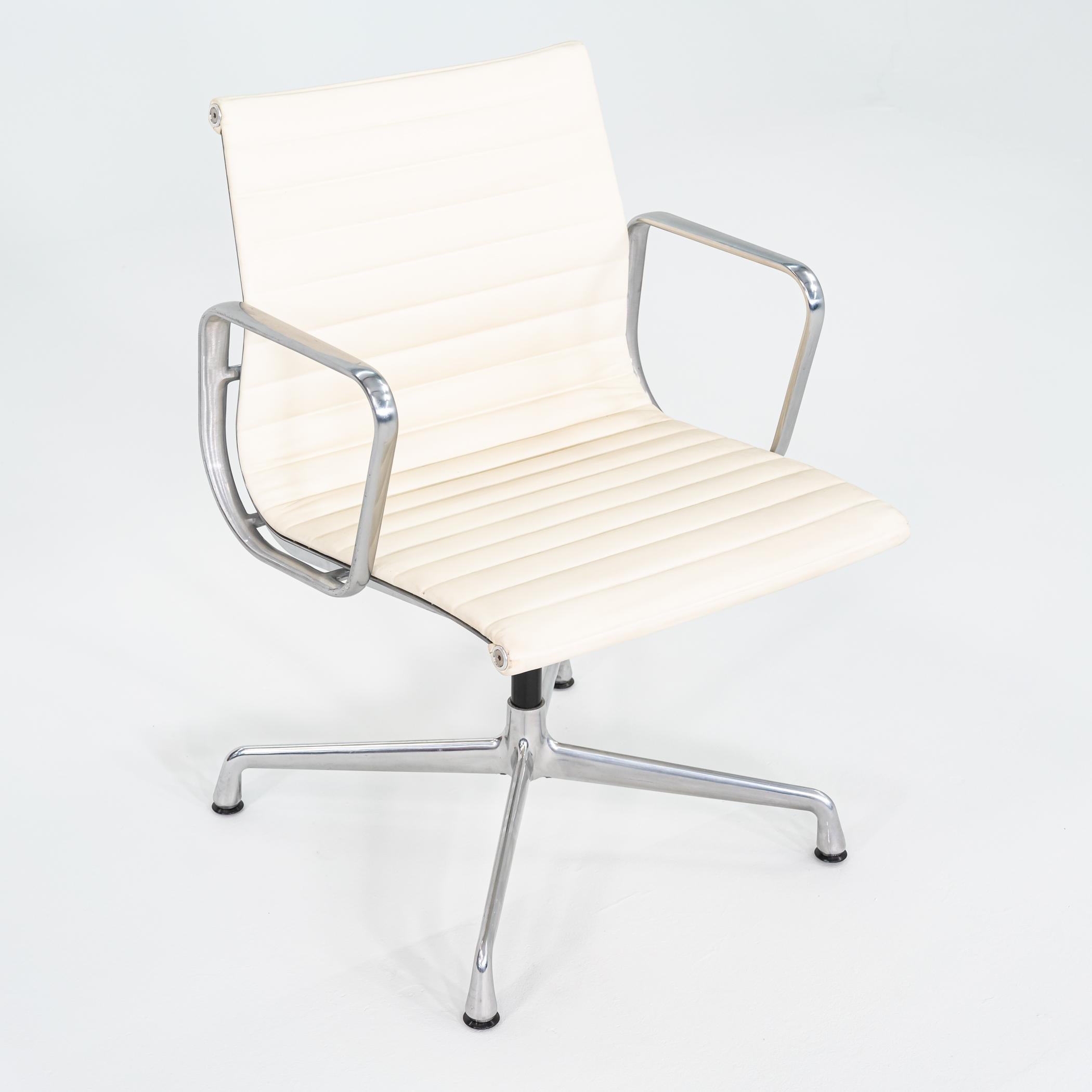2013 Herman Miller Eames Aluminum Group Side Chair mit Drehfuß (21. Jahrhundert und zeitgenössisch) im Angebot