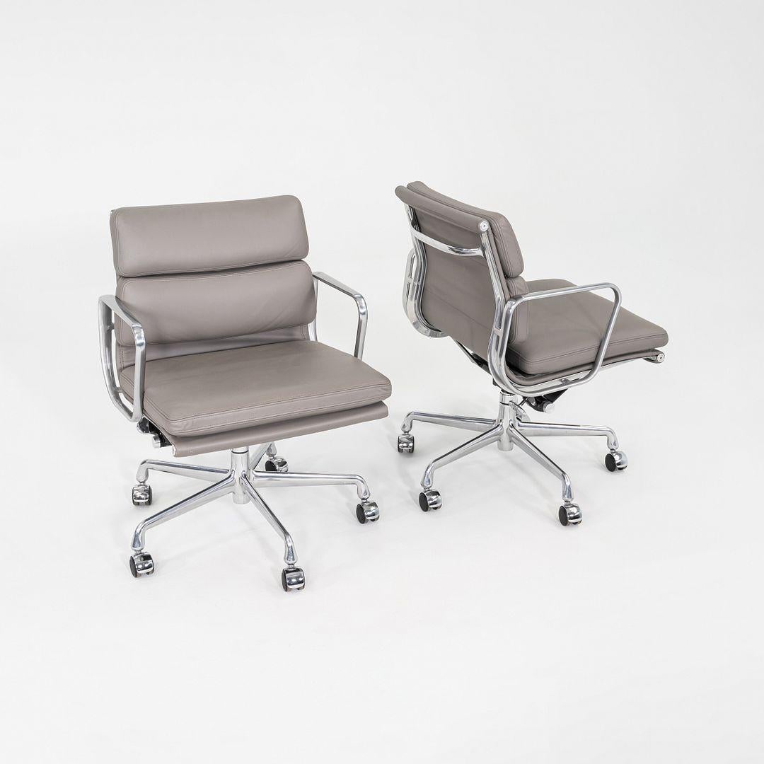 Dies ist ein Eames Aluminum Group Soft Pad Management Desk Chair, Modell EA435, ursprünglich entworfen von Charles und Ray Eames für Herman Miller im Jahr 1969. Diese Beispiele stammen aus dem Jahr 2013. Das Design besteht aus einem