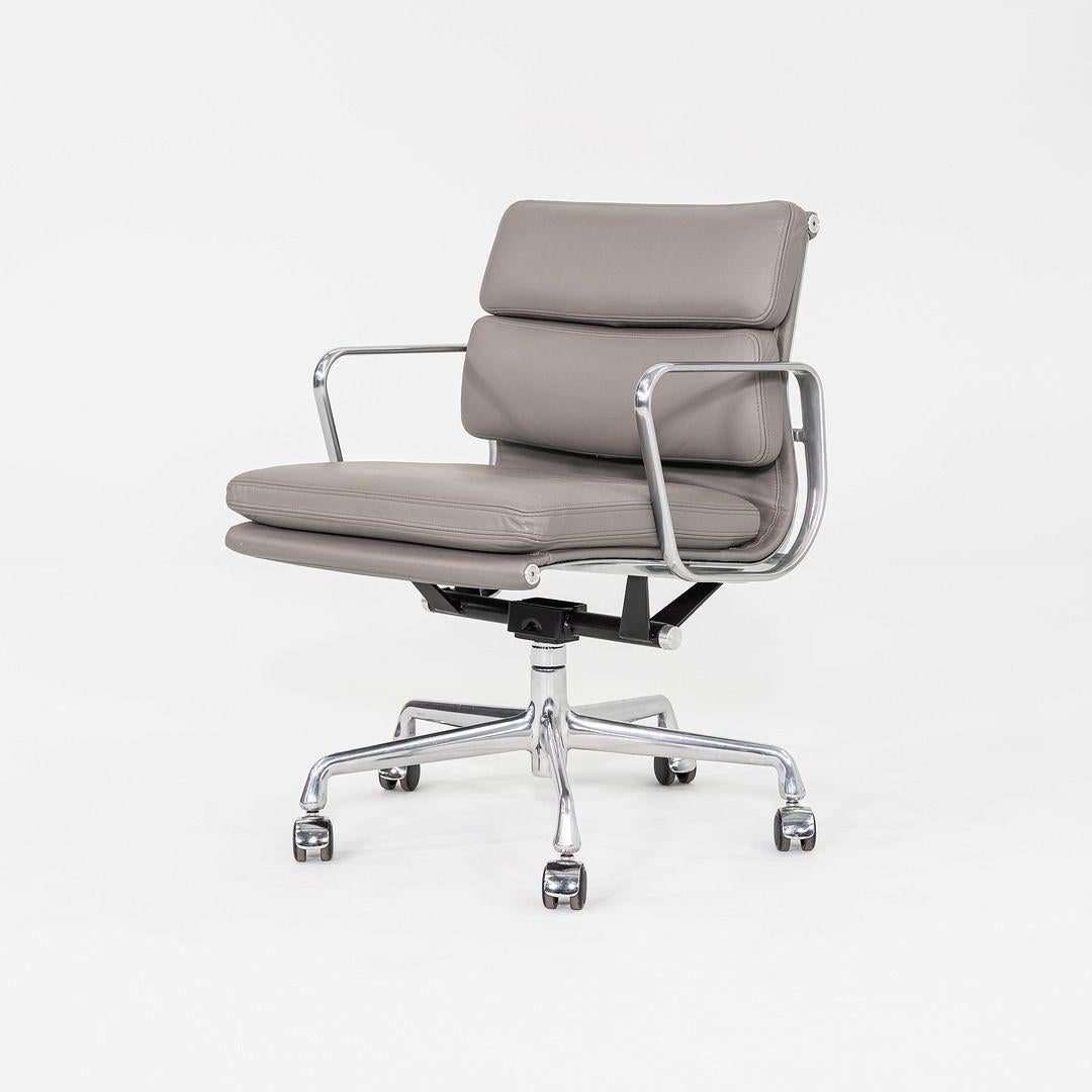 2013 Herman Miller Eames Soft Pad Management-Schreibtischstuhl aus grauem Leder (Moderne) im Angebot
