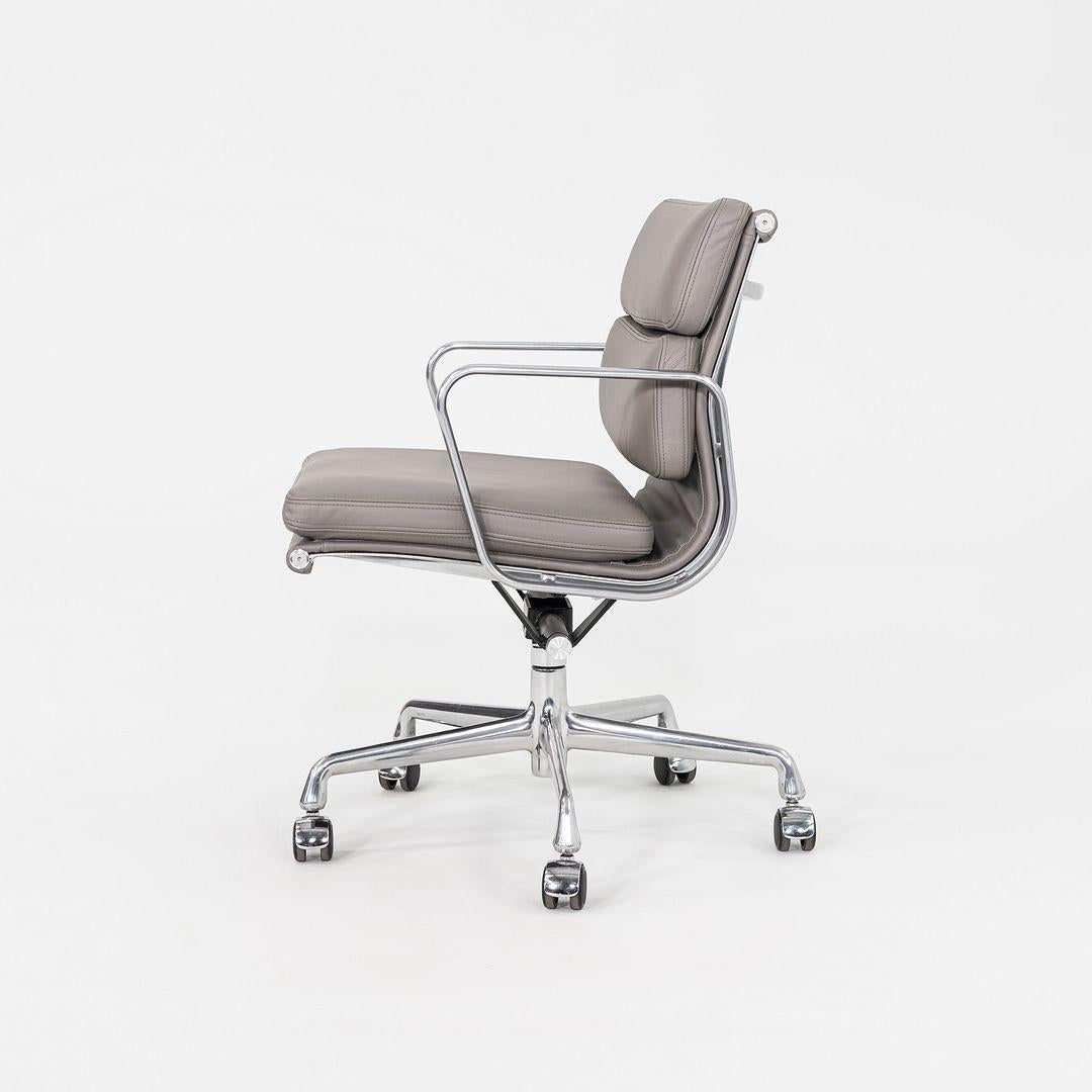 2013 Herman Miller Eames Soft Pad Management-Schreibtischstuhl aus grauem Leder (amerikanisch) im Angebot