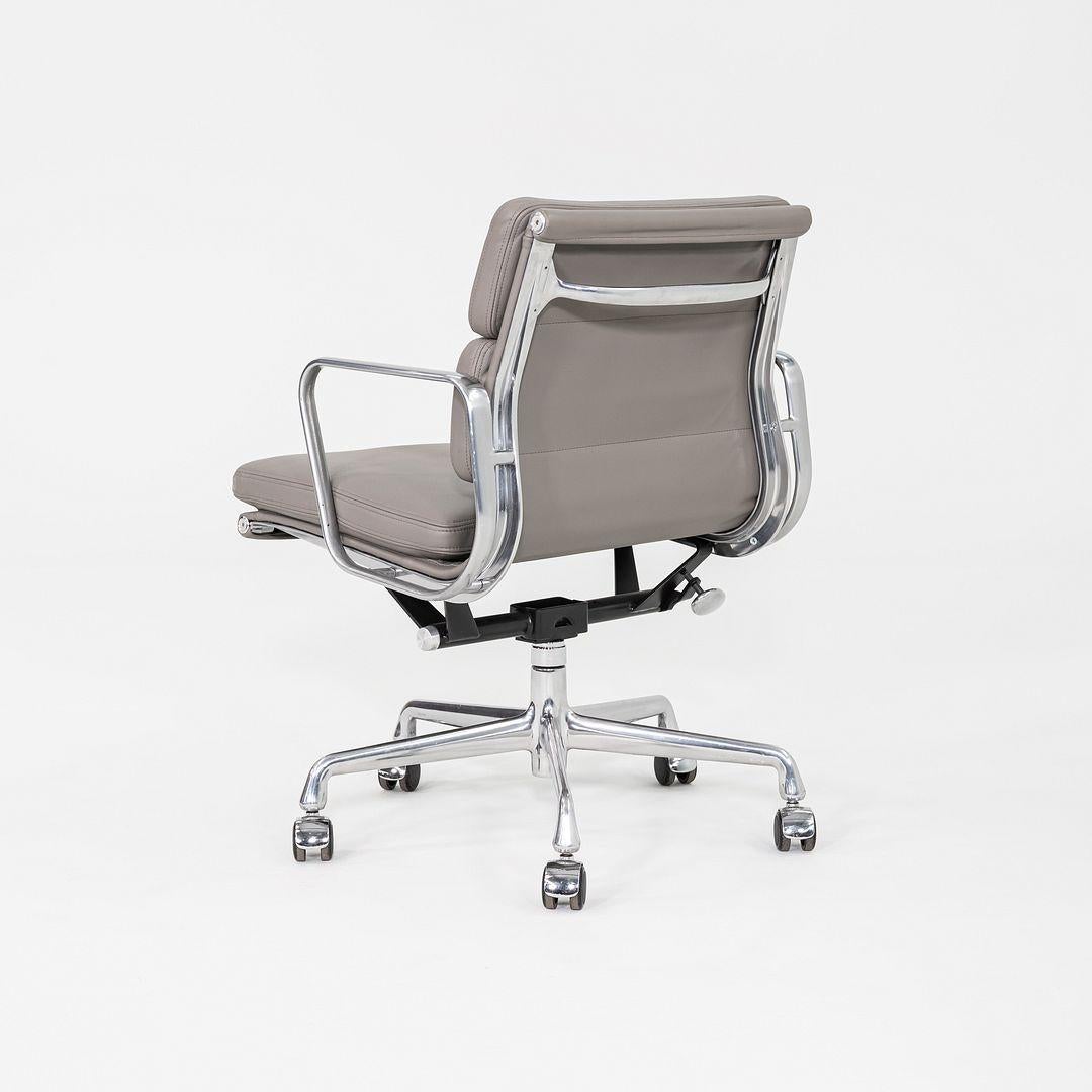 2013 Herman Miller Eames Soft Pad Management-Schreibtischstuhl aus grauem Leder im Zustand „Gut“ im Angebot in Philadelphia, PA