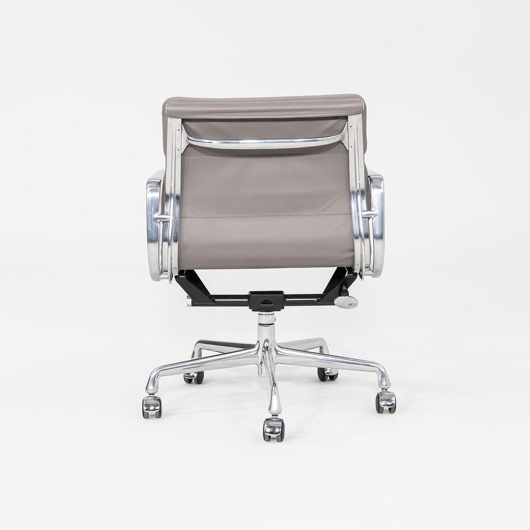 2013 Herman Miller Eames Soft Pad Management-Schreibtischstuhl aus grauem Leder (21. Jahrhundert und zeitgenössisch) im Angebot