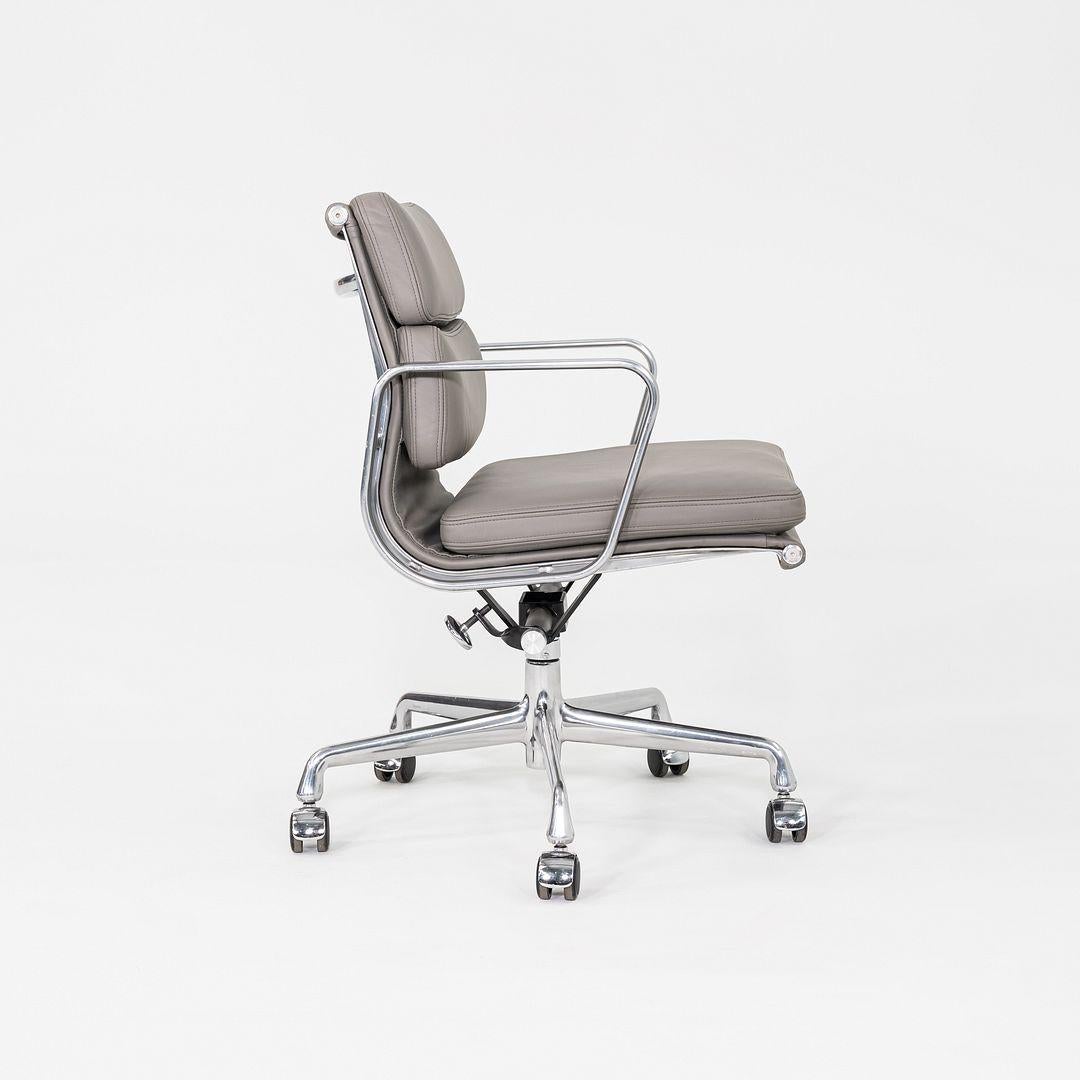2013 Herman Miller Eames Soft Pad Management-Schreibtischstuhl aus grauem Leder (Aluminium) im Angebot