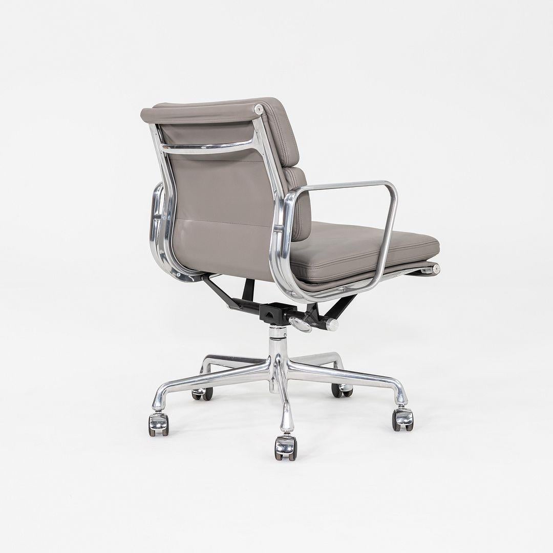 2013 Herman Miller Eames Soft Pad Management-Schreibtischstuhl aus grauem Leder im Angebot 1