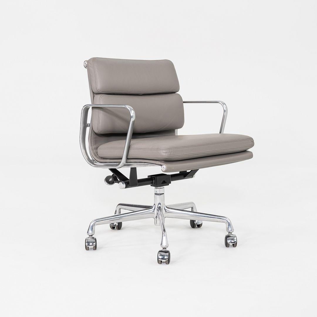 2013 Herman Miller Eames Soft Pad Management-Schreibtischstuhl aus grauem Leder im Angebot 2