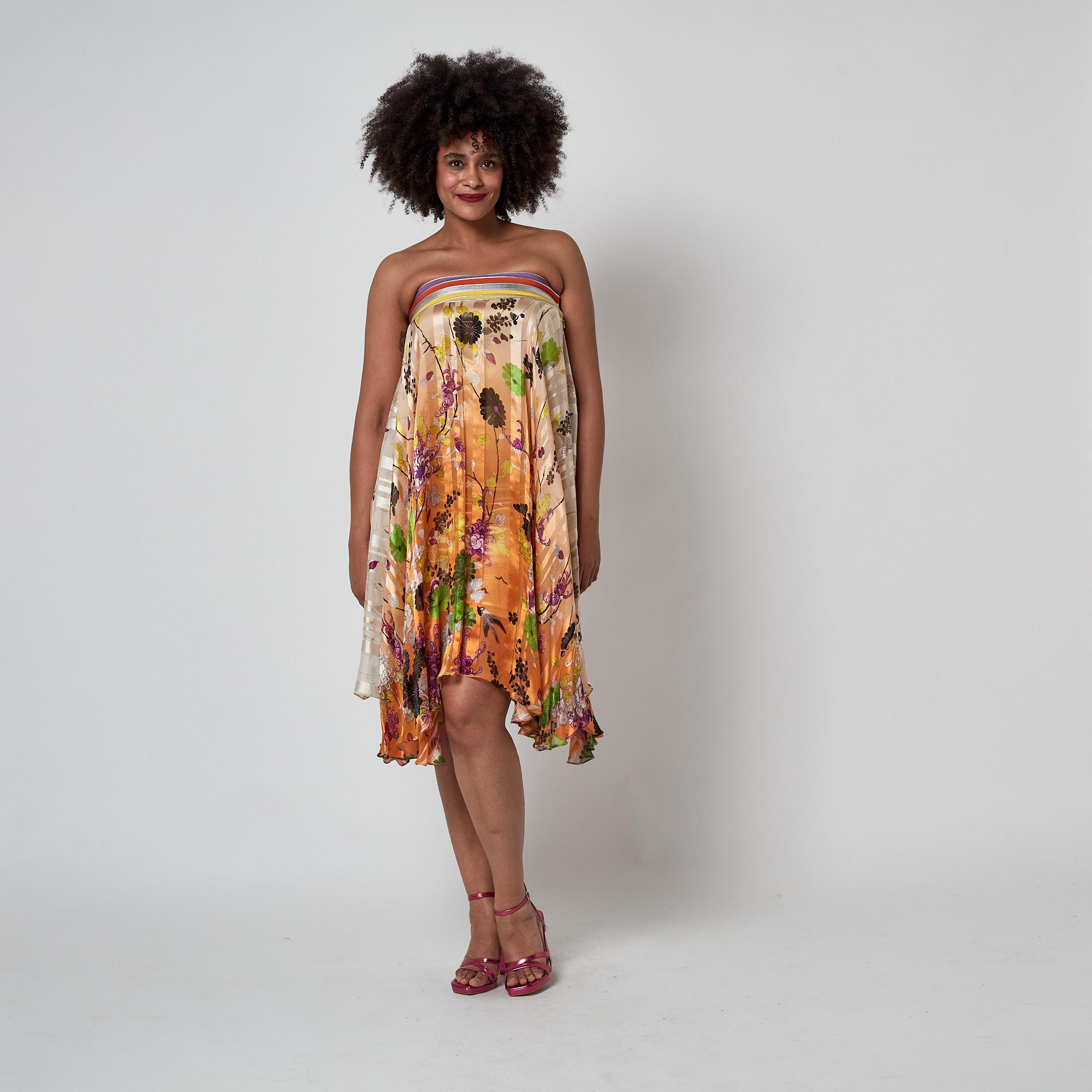 2013 Jean Paul Gaultier Laufsteg Dokumentiertes Kleid aus Seide mit Blumendruck im Angebot 2