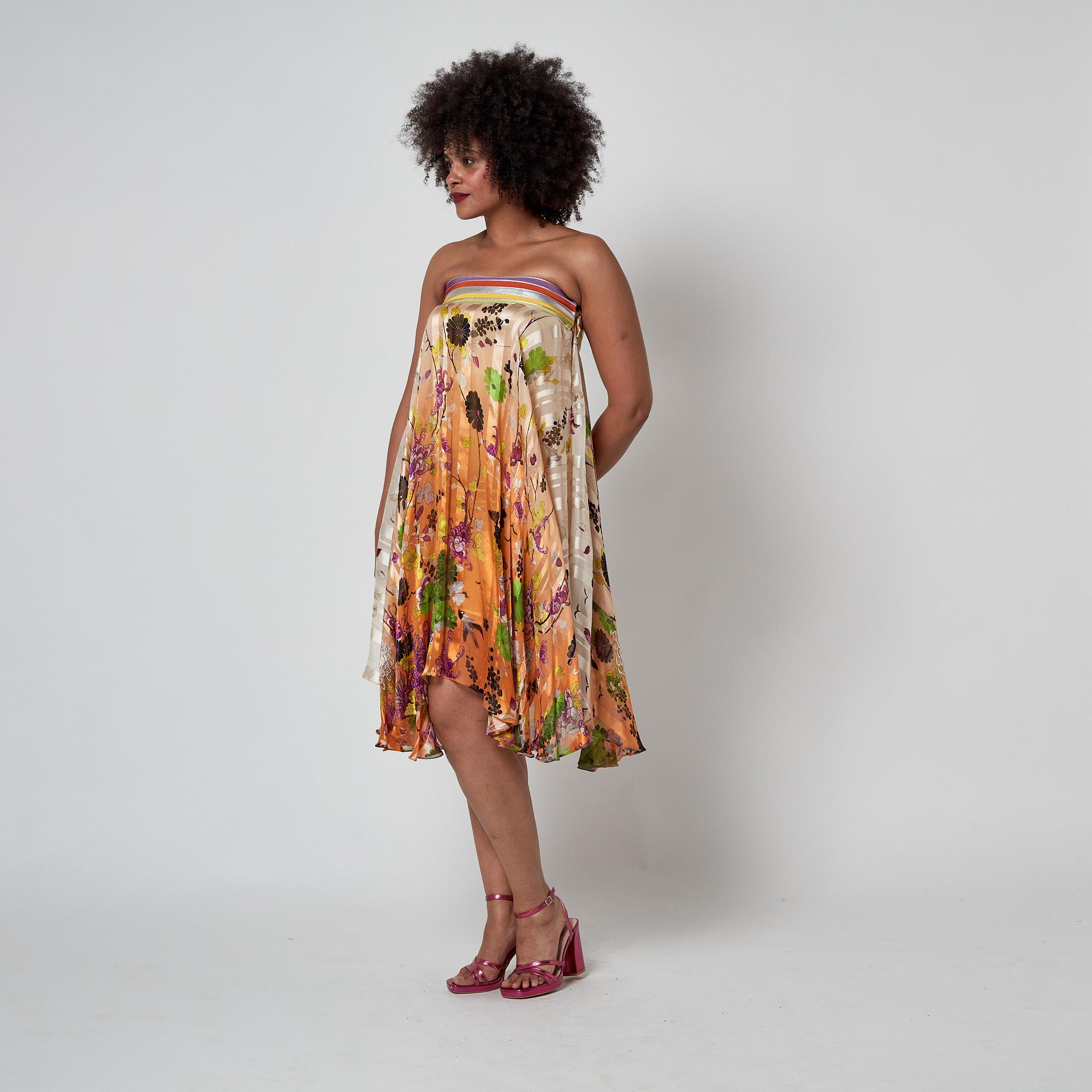 2013 Jean Paul Gaultier Laufsteg Dokumentiertes Kleid aus Seide mit Blumendruck im Angebot 3