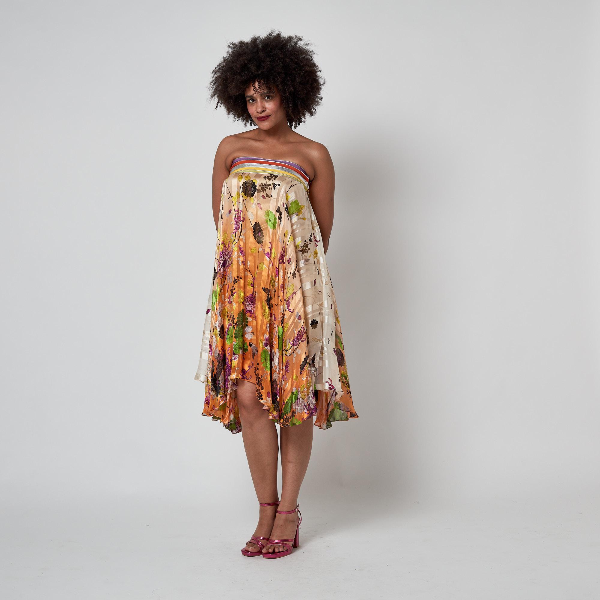 2013 Jean Paul Gaultier Laufsteg Dokumentiertes Kleid aus Seide mit Blumendruck im Angebot 4