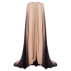 2013 Julien Macdonald – Seidenumhang in Rosa und Schwarz mit Ombré-Effekt
