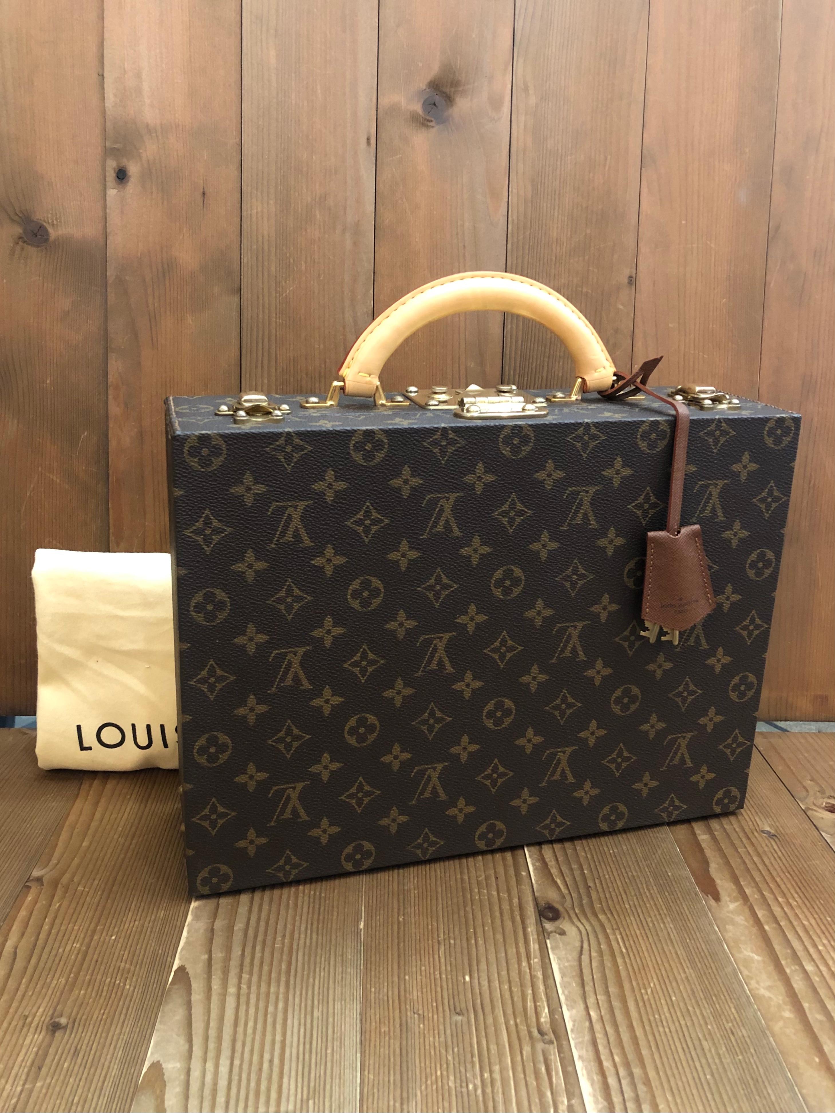 This LOUIS VUITTON Boite Jewelry Case is crafted of Louis Vuitton’s monogram canvas and cowhide leather. Front spring push lock closure opens to a velvet and leather interior in brown. The interior of this trunk case features a partitioned base and