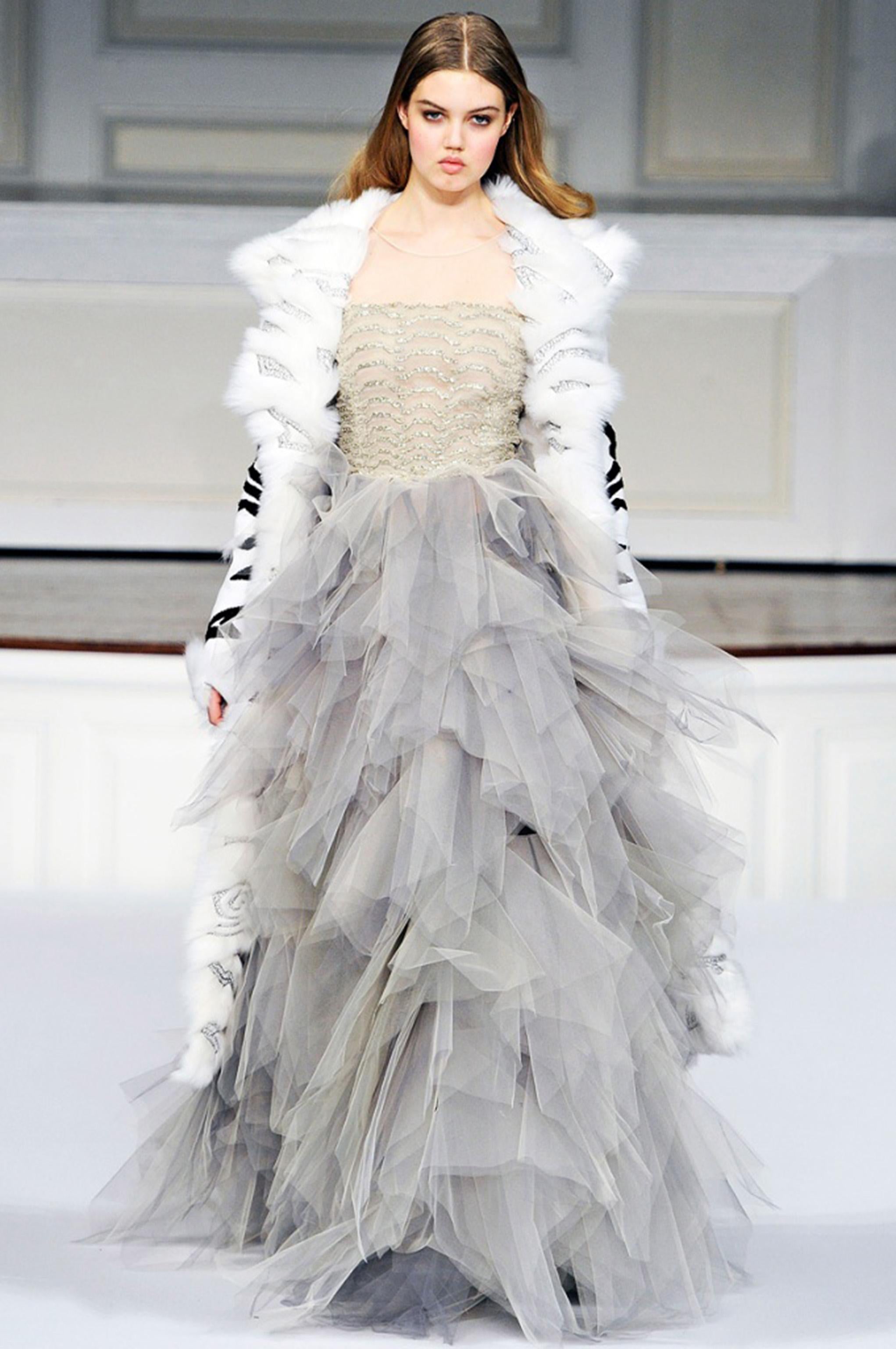 2013 Oscar de la Renta Dove-Grey Silk Strapless Bustier Tiered Tulle Gown w/Tags In Excellent Condition For Sale In Beverly Hills, CA