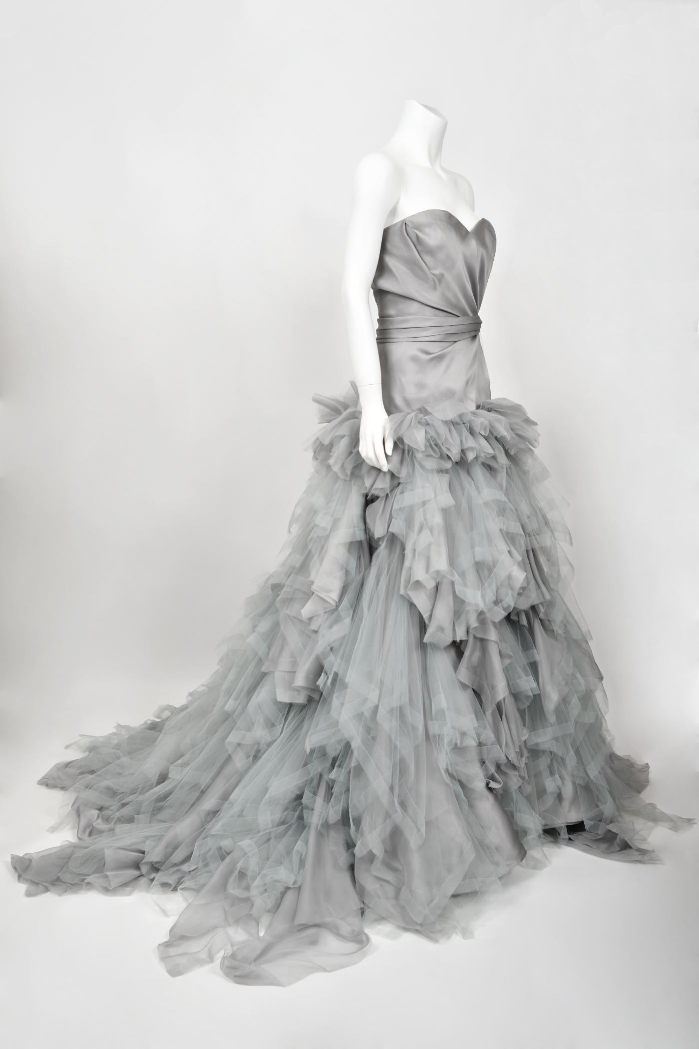 2013 Oscar de la Renta Dove-Grey Silk Strapless Bustier Tiered Tulle Gown w/Tags For Sale 2