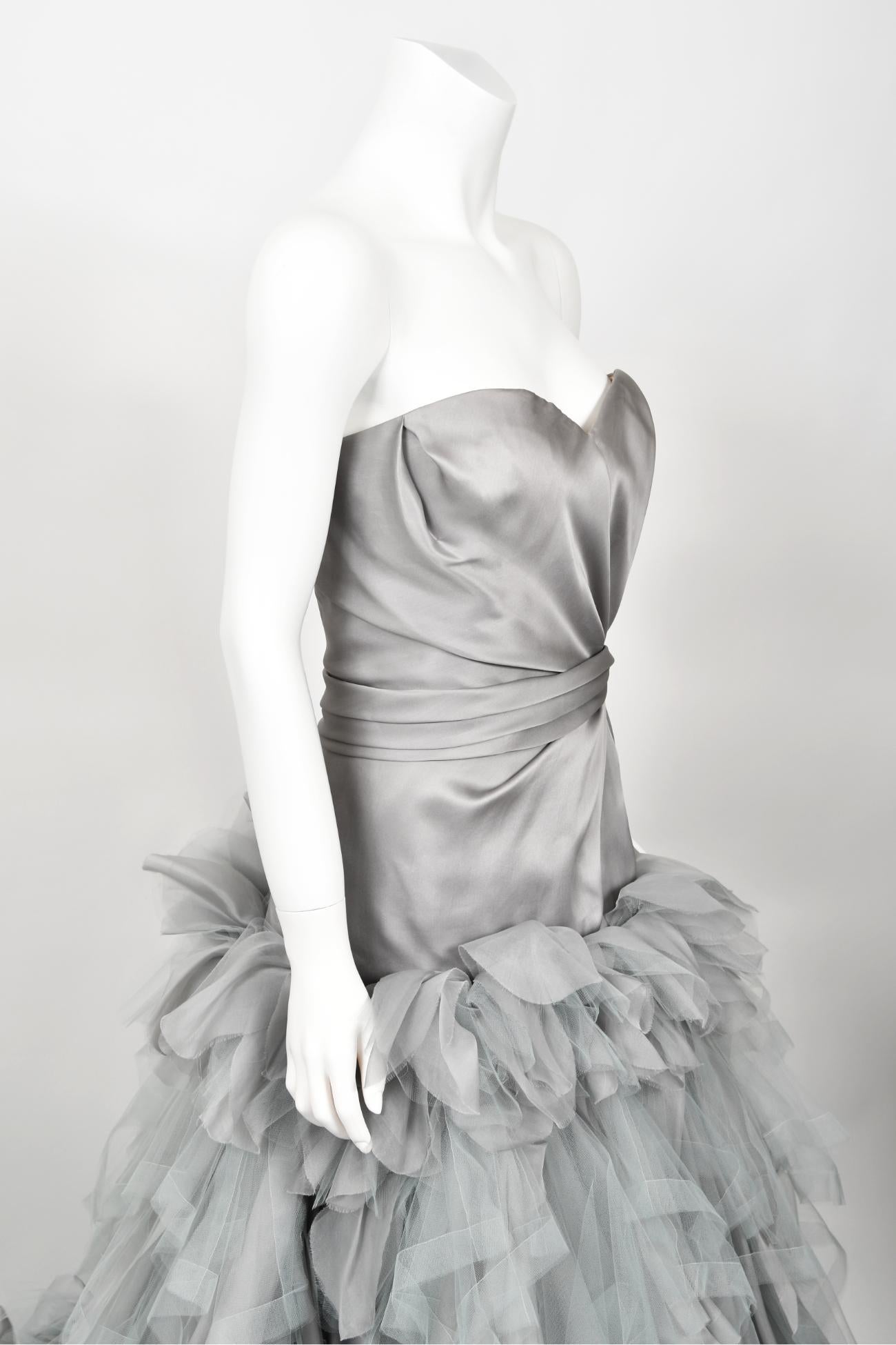 2013 Oscar de la Renta Dove-Grey Silk Strapless Bustier Tiered Tulle Gown w/Tags For Sale 3