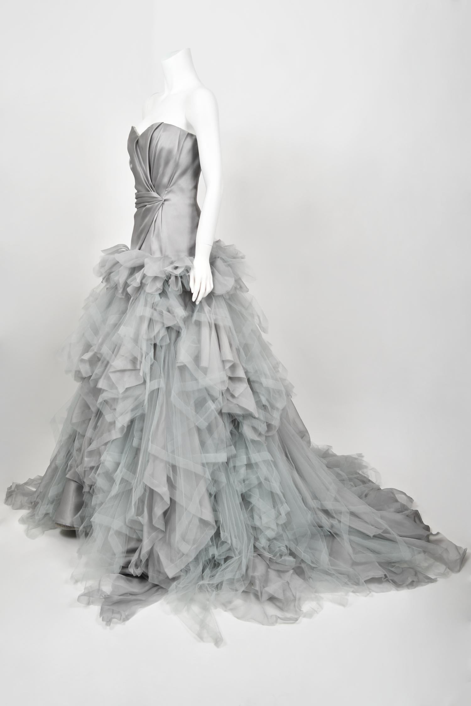 2013 Oscar de la Renta Dove-Grey Silk Strapless Bustier Tiered Tulle Gown w/Tags For Sale 4