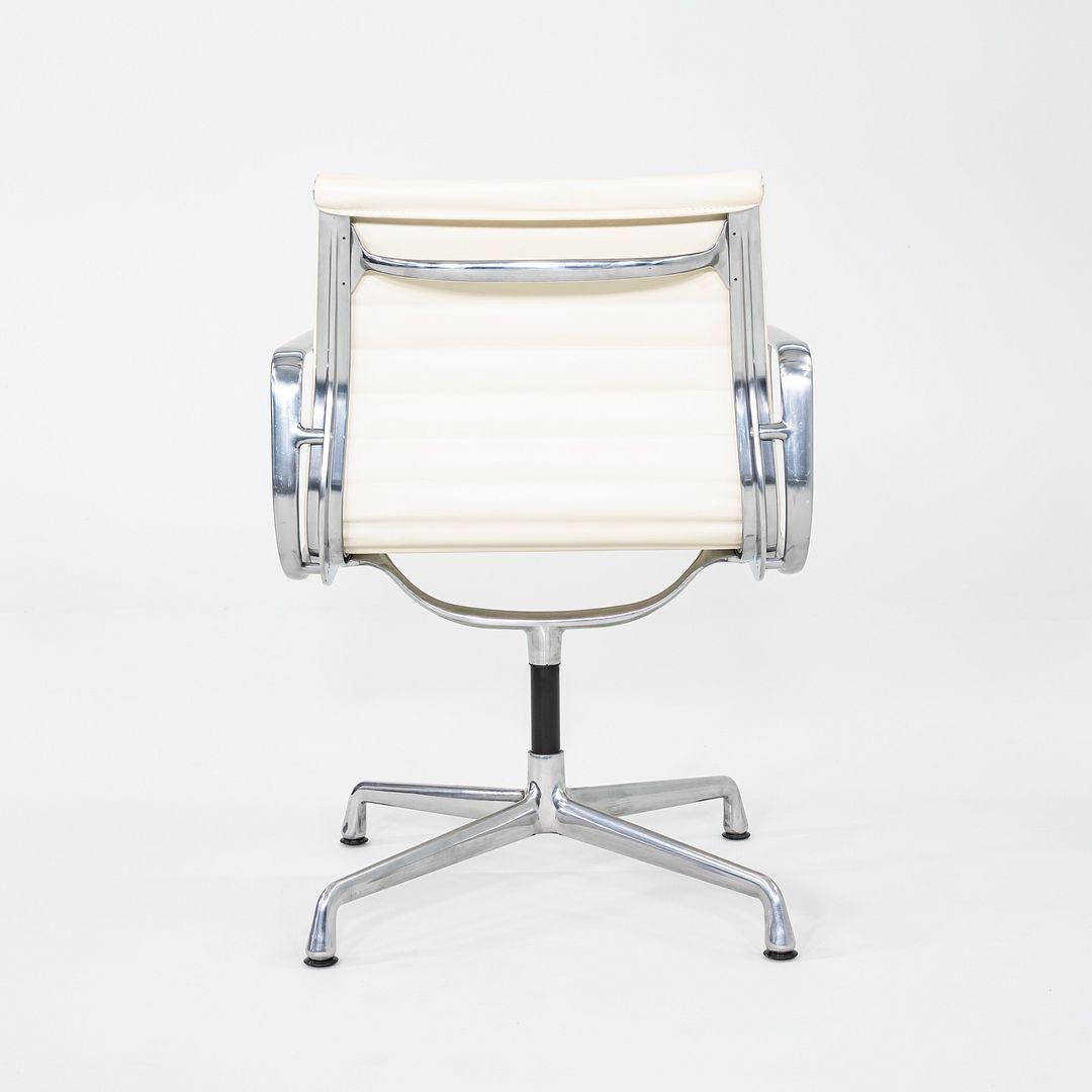 2013 Paire de chaises d'appoint Eames en aluminium d'Herman Miller avec base pivotante en vente 3