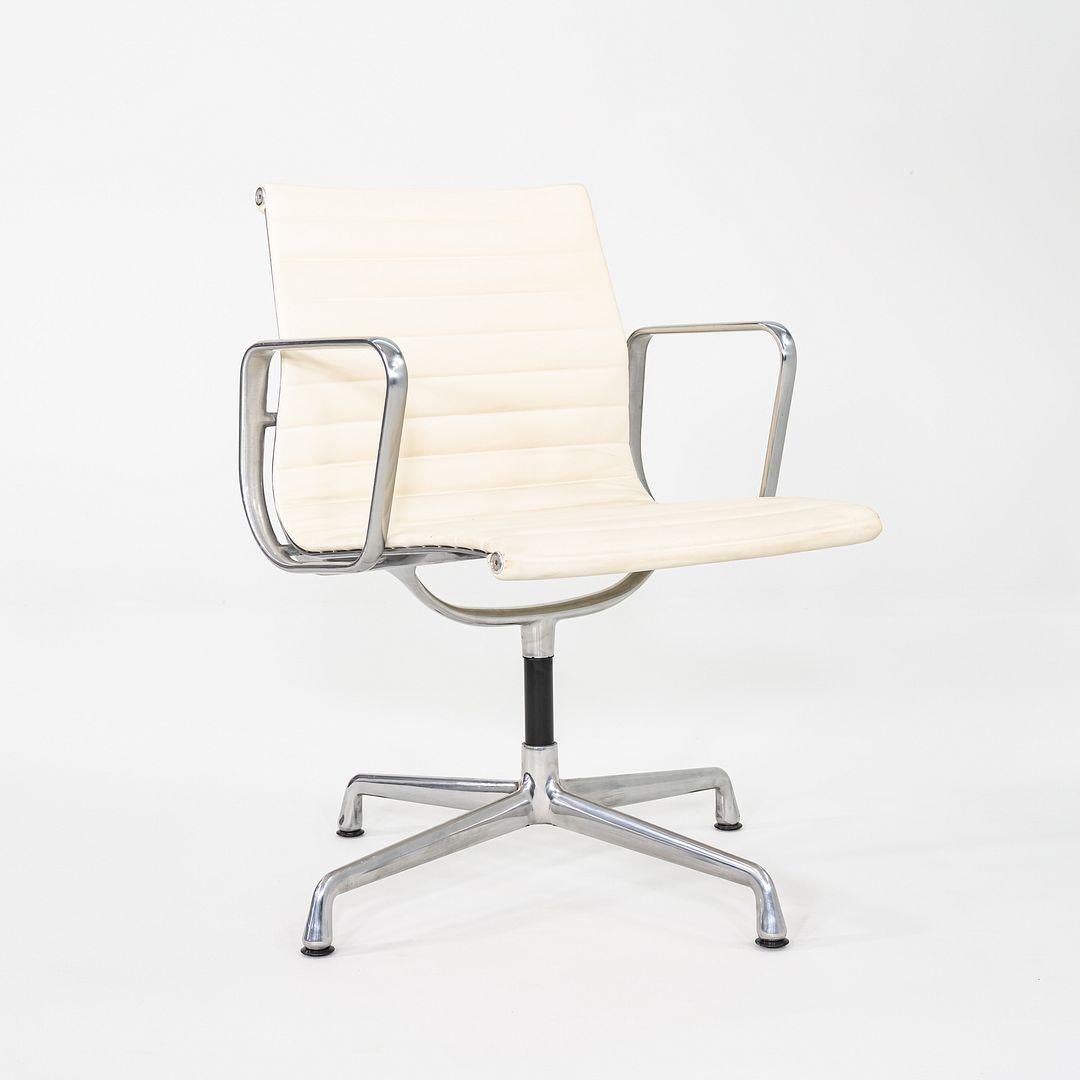 2013 Paire de chaises d'appoint Eames en aluminium d'Herman Miller avec base pivotante en vente 4