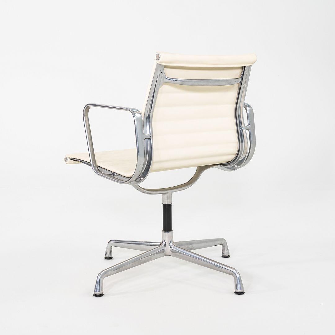 Il s'agit d'une paire de chaises de bureau Eames Aluminum Group Management, conçues à l'origine par Charles et Ray Eames pour Herman Miller en 1958. Ces exemples particuliers ont été produits en 2013. Ils sont dotés d'une base pivotante en bois