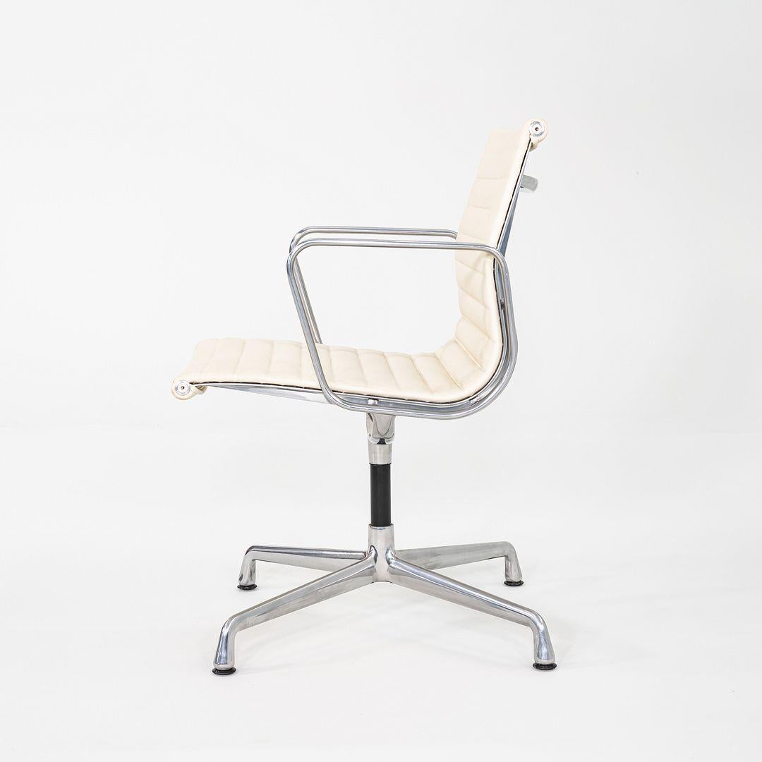 Moderne 2013 Paire de chaises d'appoint Eames en aluminium d'Herman Miller avec base pivotante en vente