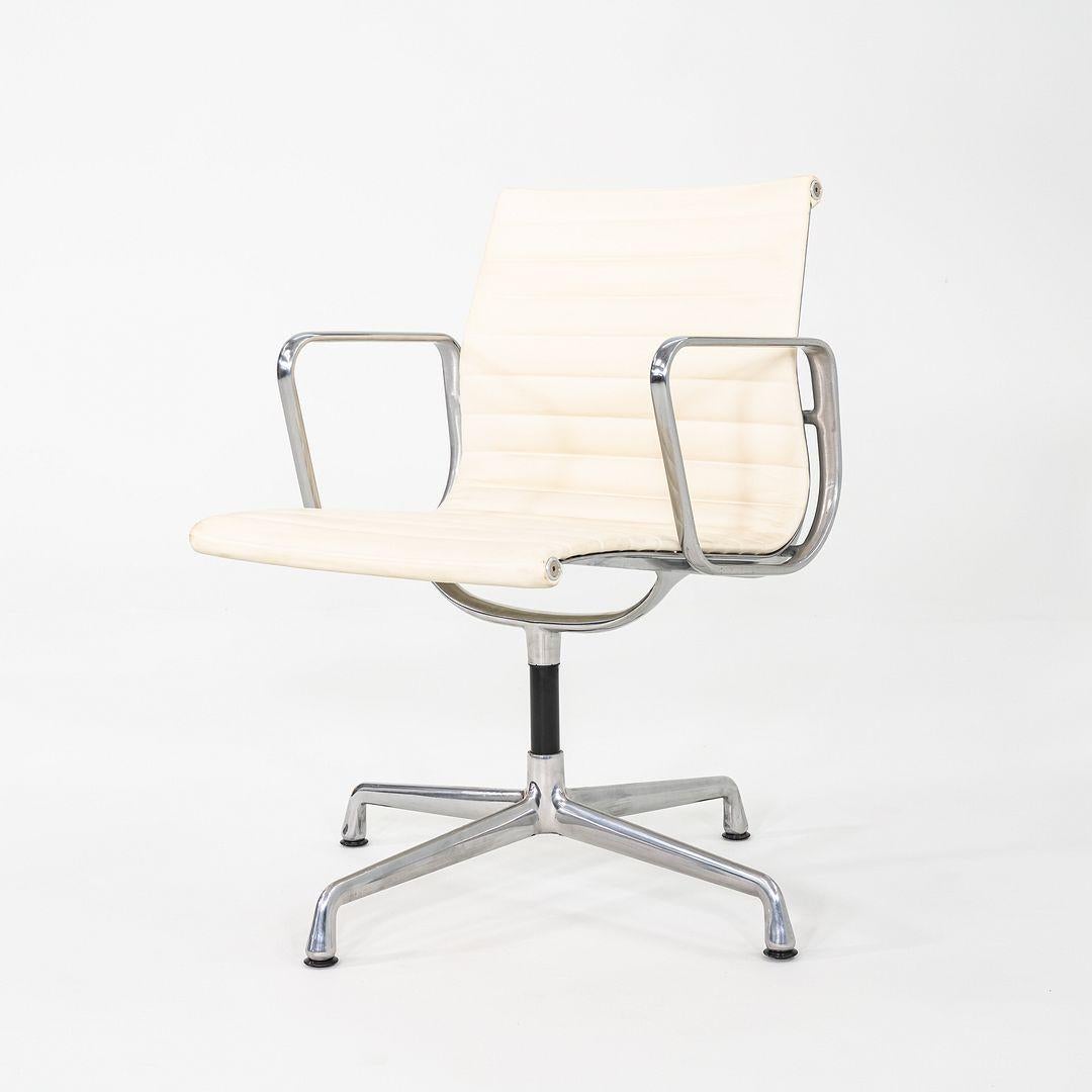 Américain 2013 Paire de chaises d'appoint Eames en aluminium d'Herman Miller avec base pivotante en vente