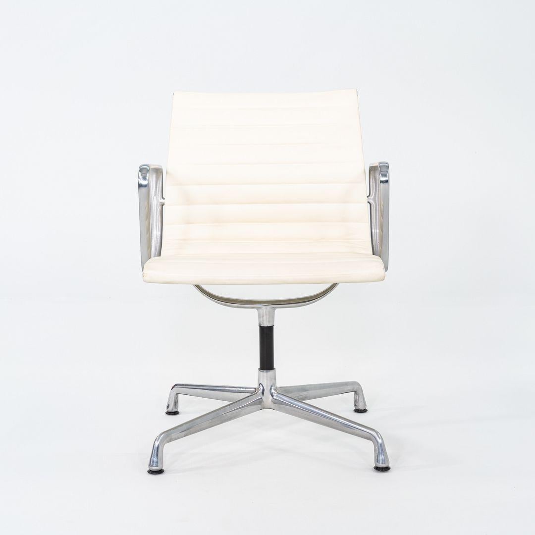2013 Paire de chaises d'appoint Eames en aluminium d'Herman Miller avec base pivotante Bon état - En vente à Philadelphia, PA