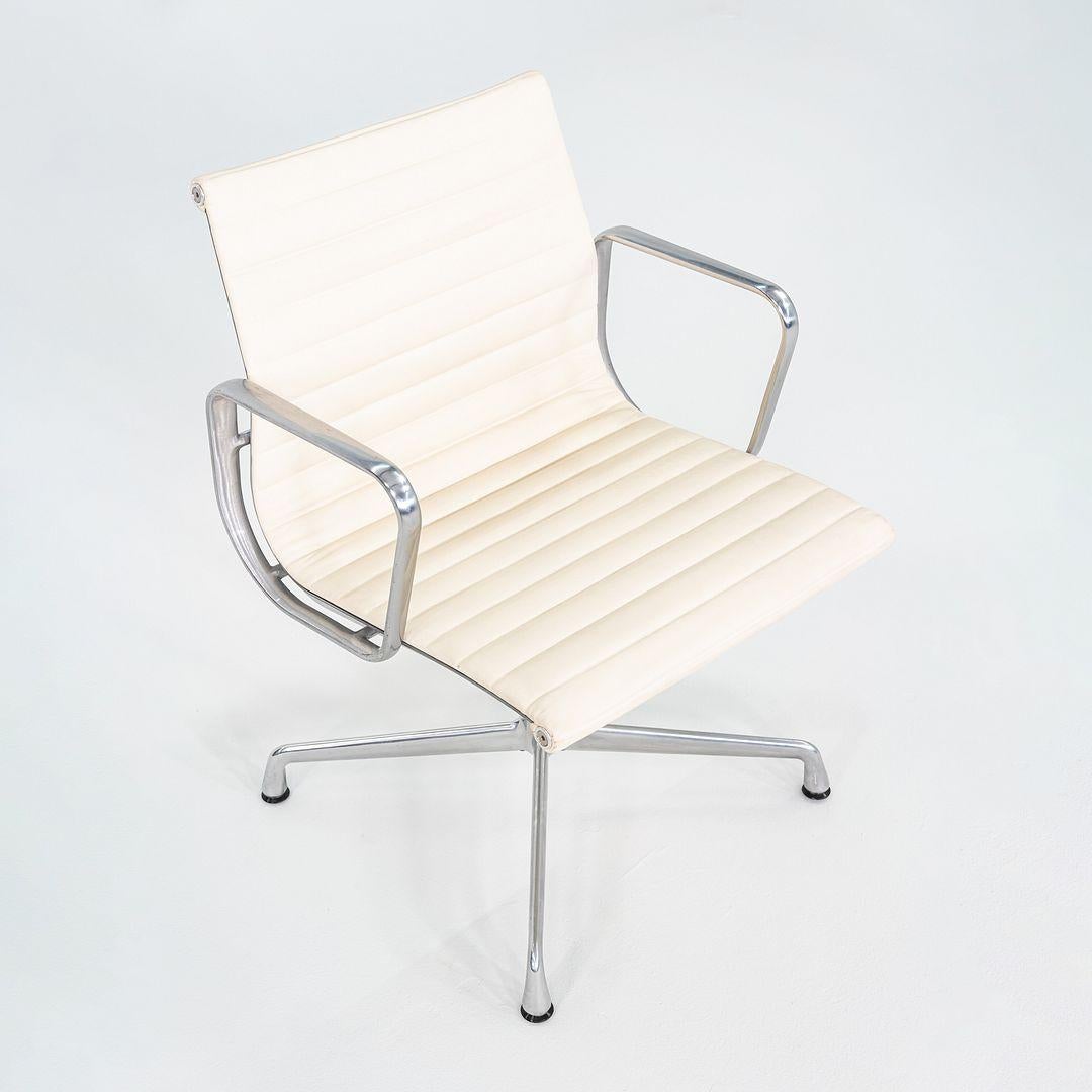 XXIe siècle et contemporain 2013 Paire de chaises d'appoint Eames en aluminium d'Herman Miller avec base pivotante en vente