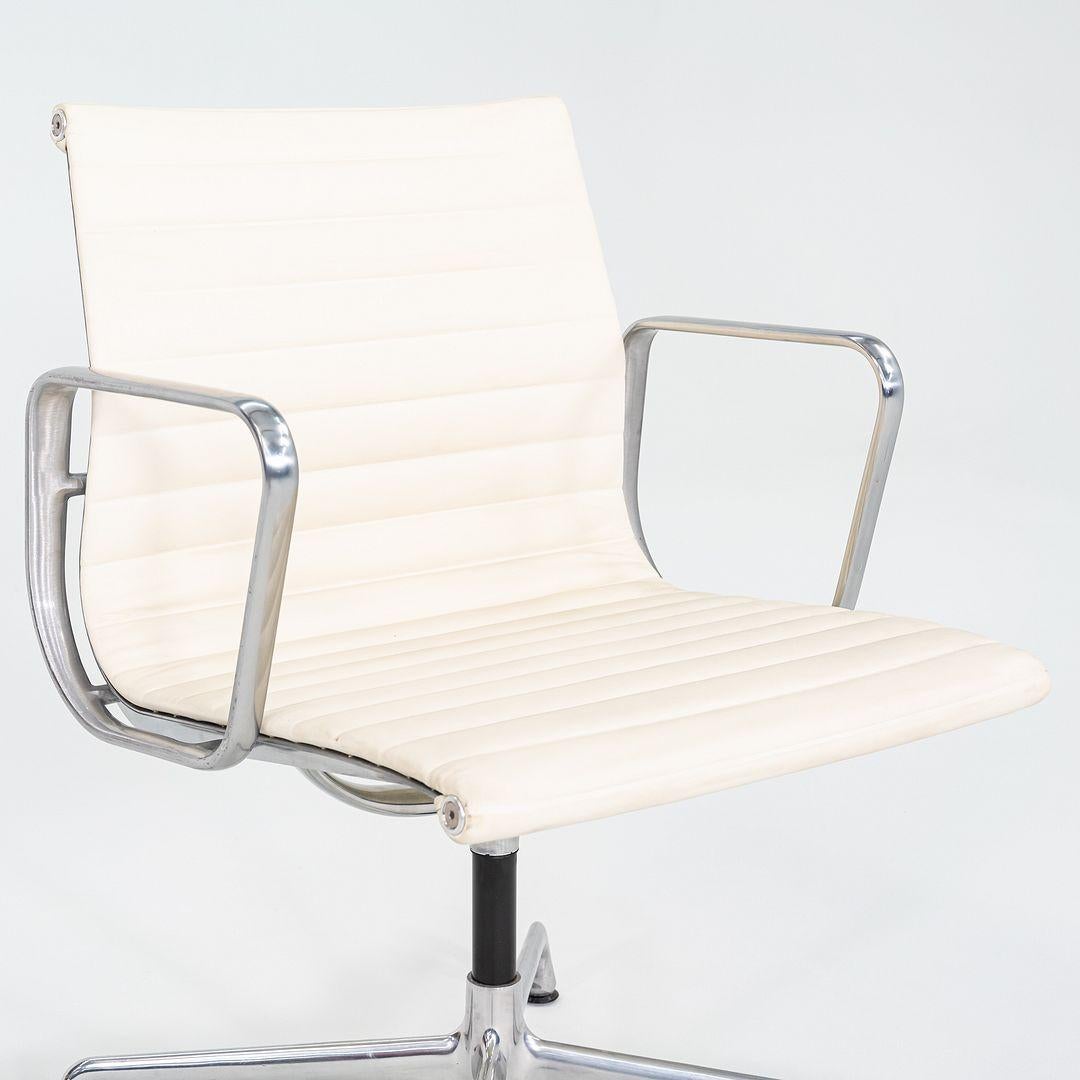 Cuir 2013 Paire de chaises d'appoint Eames en aluminium d'Herman Miller avec base pivotante en vente