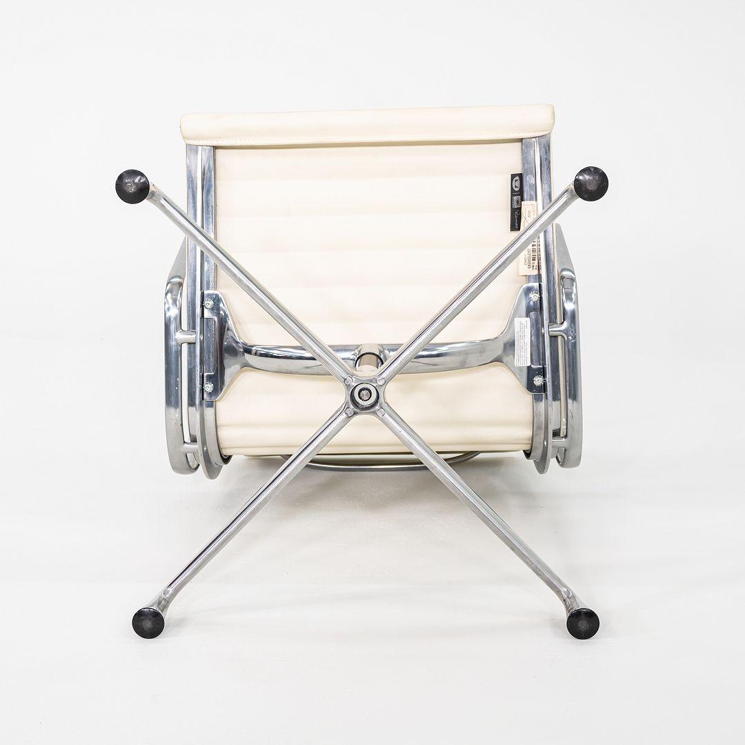 2013 Paire de chaises d'appoint Eames en aluminium d'Herman Miller avec base pivotante en vente 1