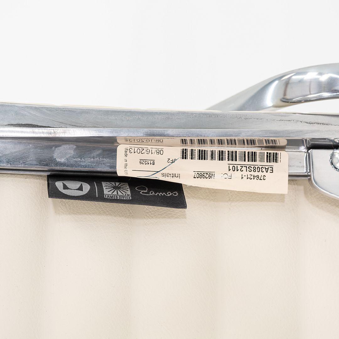 2013 Paire de chaises d'appoint Eames en aluminium d'Herman Miller avec base pivotante en vente 2