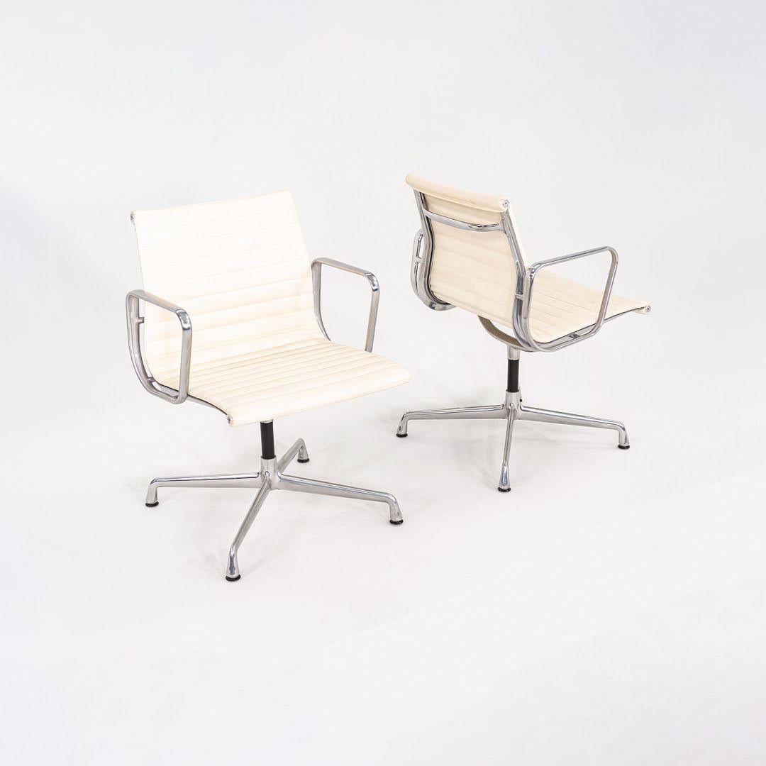 2013 Paire de chaises d'appoint Eames en aluminium d'Herman Miller avec base pivotante en vente