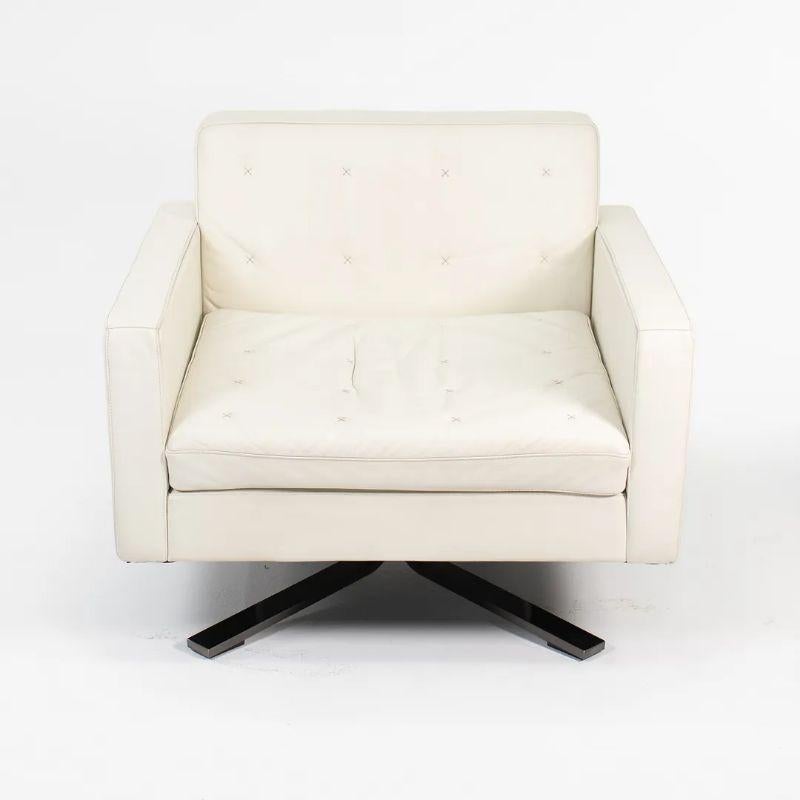 Il s'agit d'une chaise longue pivotante 'Kennedee', initialement conçue par Jean-Marie Massaud pour Poltrona Frau en 2006. Cette chaise a été fabriquée en Italie en 2013. Le prix indiqué comprend une chaise, et nous en avons deux disponibles à