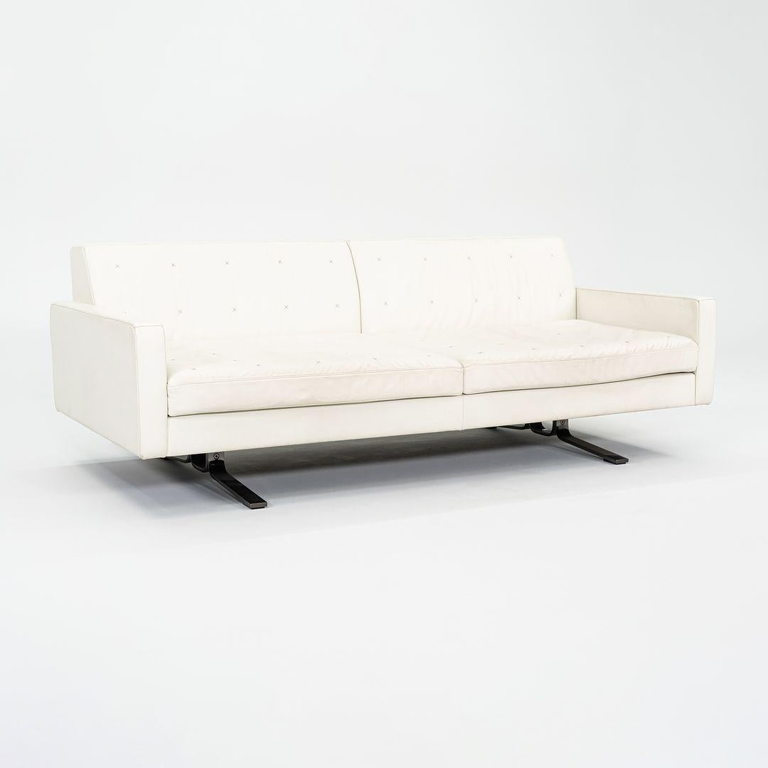 Dies ist das Zweisitzer-Sofa Kennedee