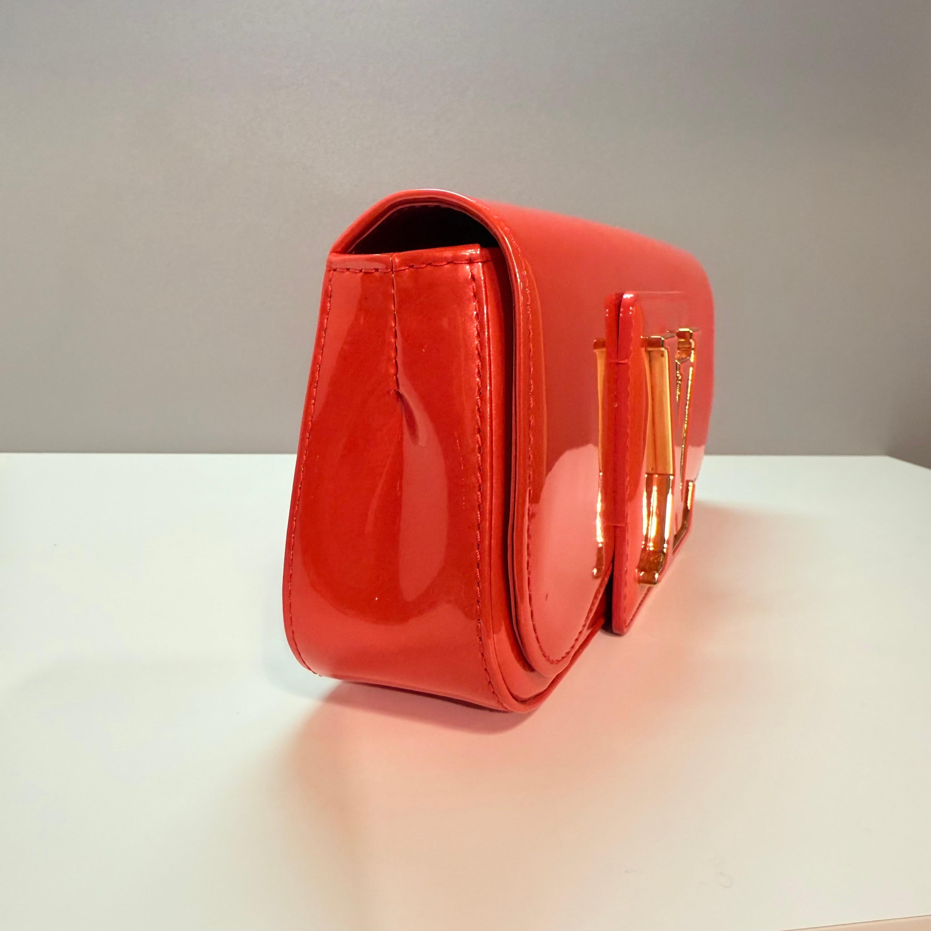 Rouge 2013 Rare Louis Vuitton Sobe Coral Patent Pochette en vente