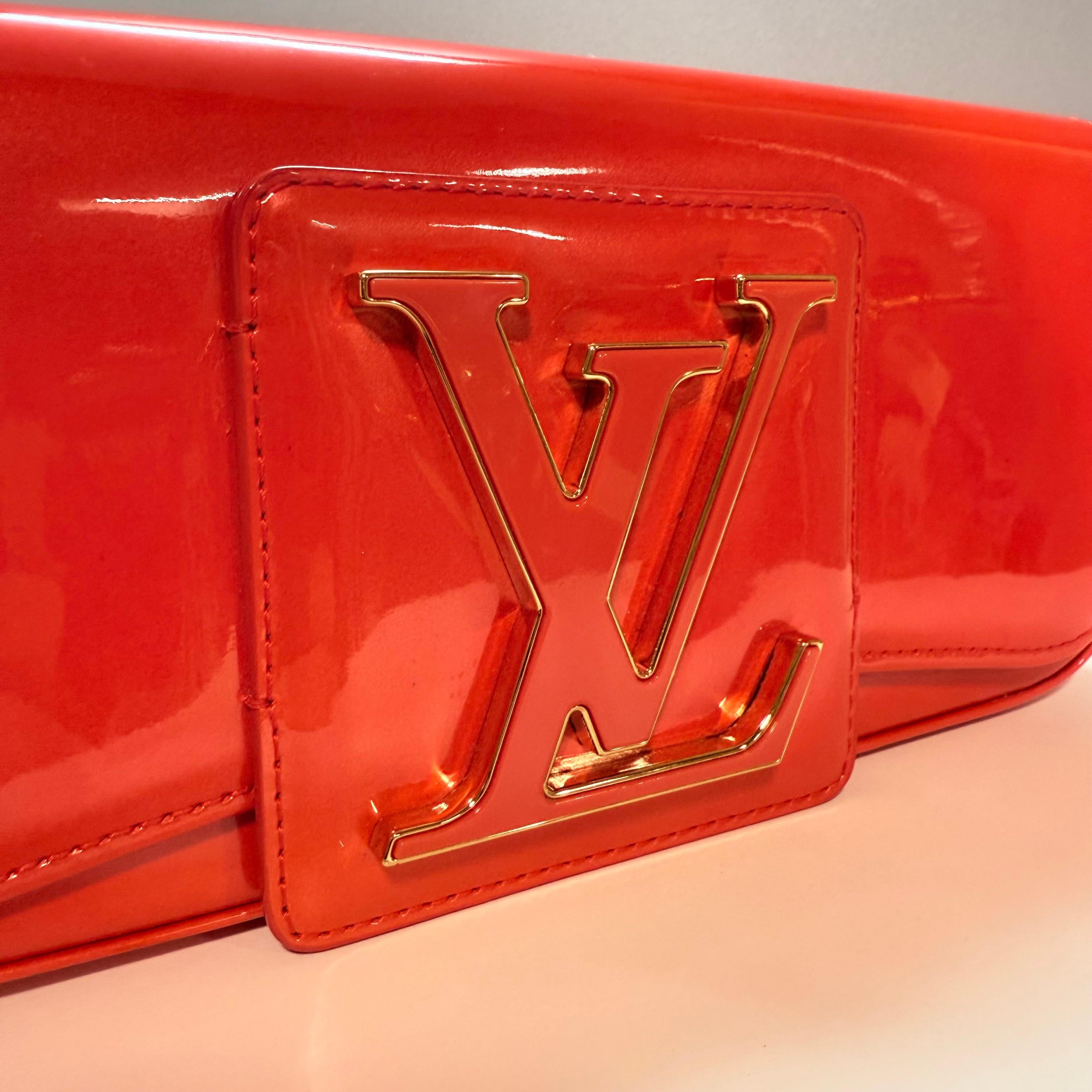 2013 Rare Louis Vuitton Sobe Coral Patent Pochette en vente 1
