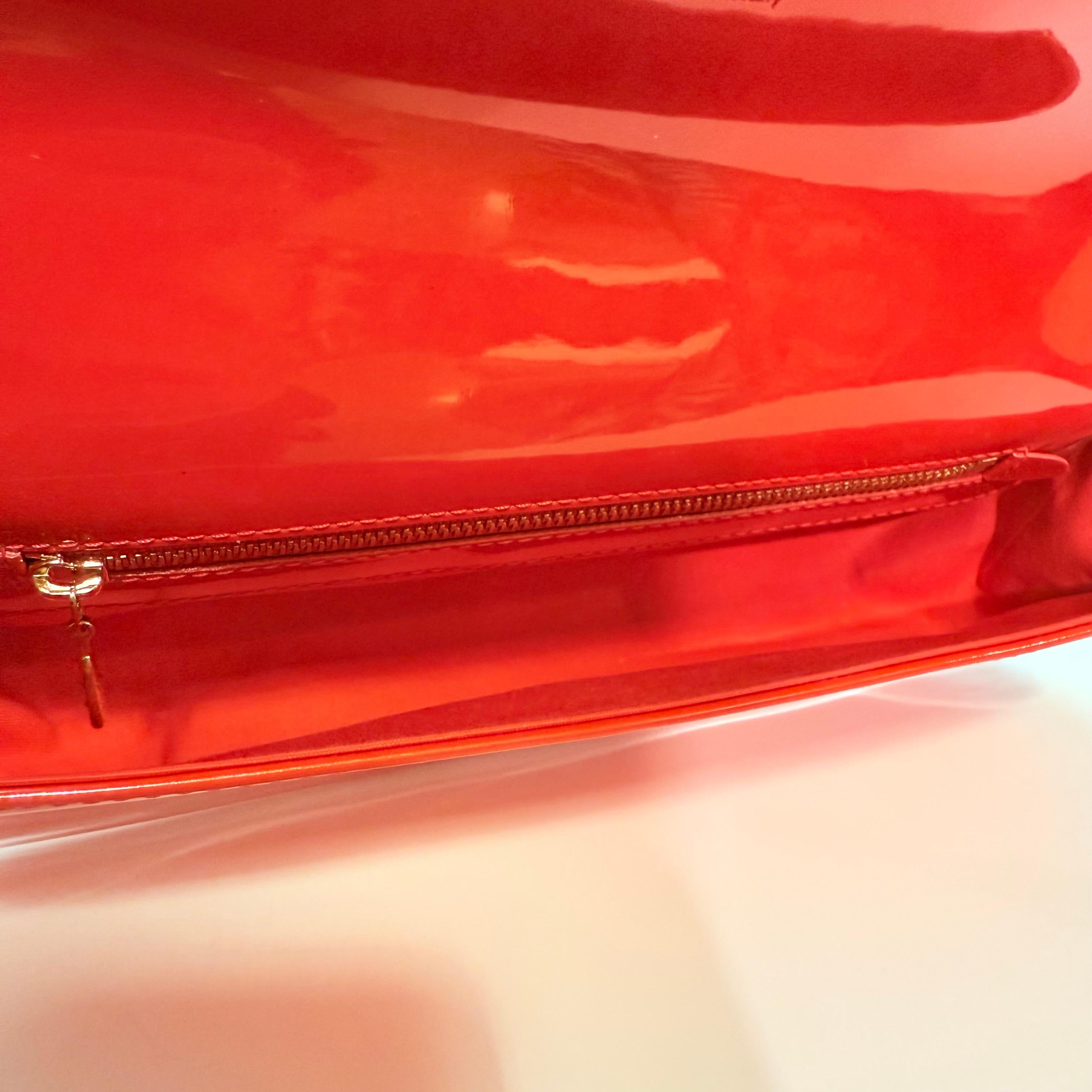 2013 Rare Louis Vuitton Sobe Coral Patent Pochette en vente 2