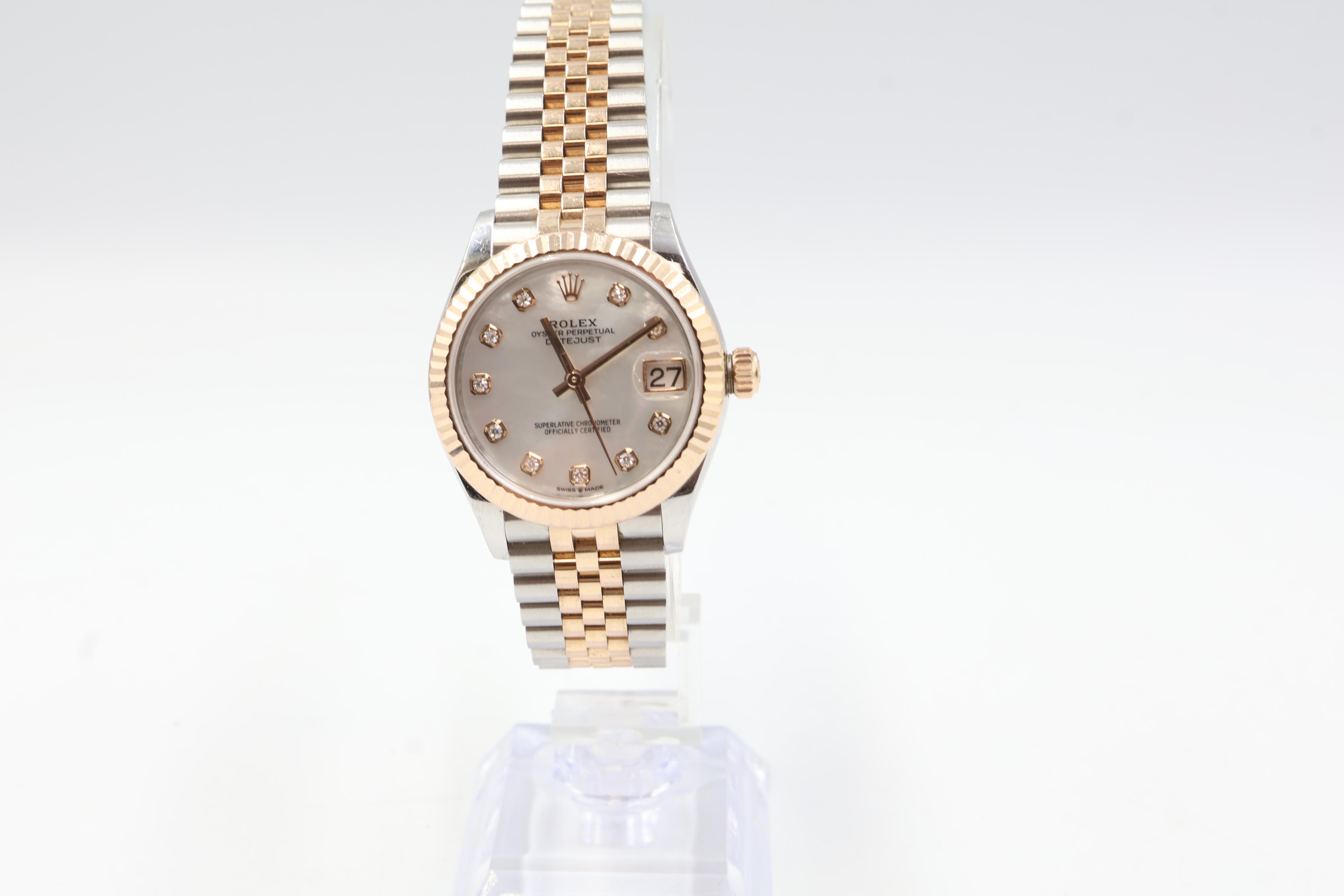 Rolex Datejust Damenuhr
Aktenzeichen: 278271
Jahr 2011-2025
Rostfreier Stahl und  Gehäuse und Lünette aus 18 Karat Gold.
Perlmutt-Zifferblatt mit diamantbesetzten Ziffernblättern.
Automatisches Uhrwerk.
Gehäusegröße: 31 mm.
Armband aus Edelstahl und
