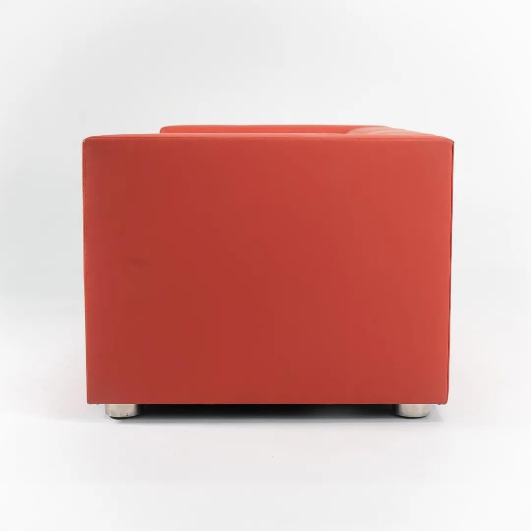 Dies ist ein SM1 Sofa aus dem Jahr 2013, entworfen von Shelton Mindel und hergestellt von Knoll. Das Sofa wurde speziell in orangefarbenem Leder bestellt, das sich sehr angenehm anfühlt. Es ist in sehr gutem Zustand mit nur leichten Gebrauchsspuren.