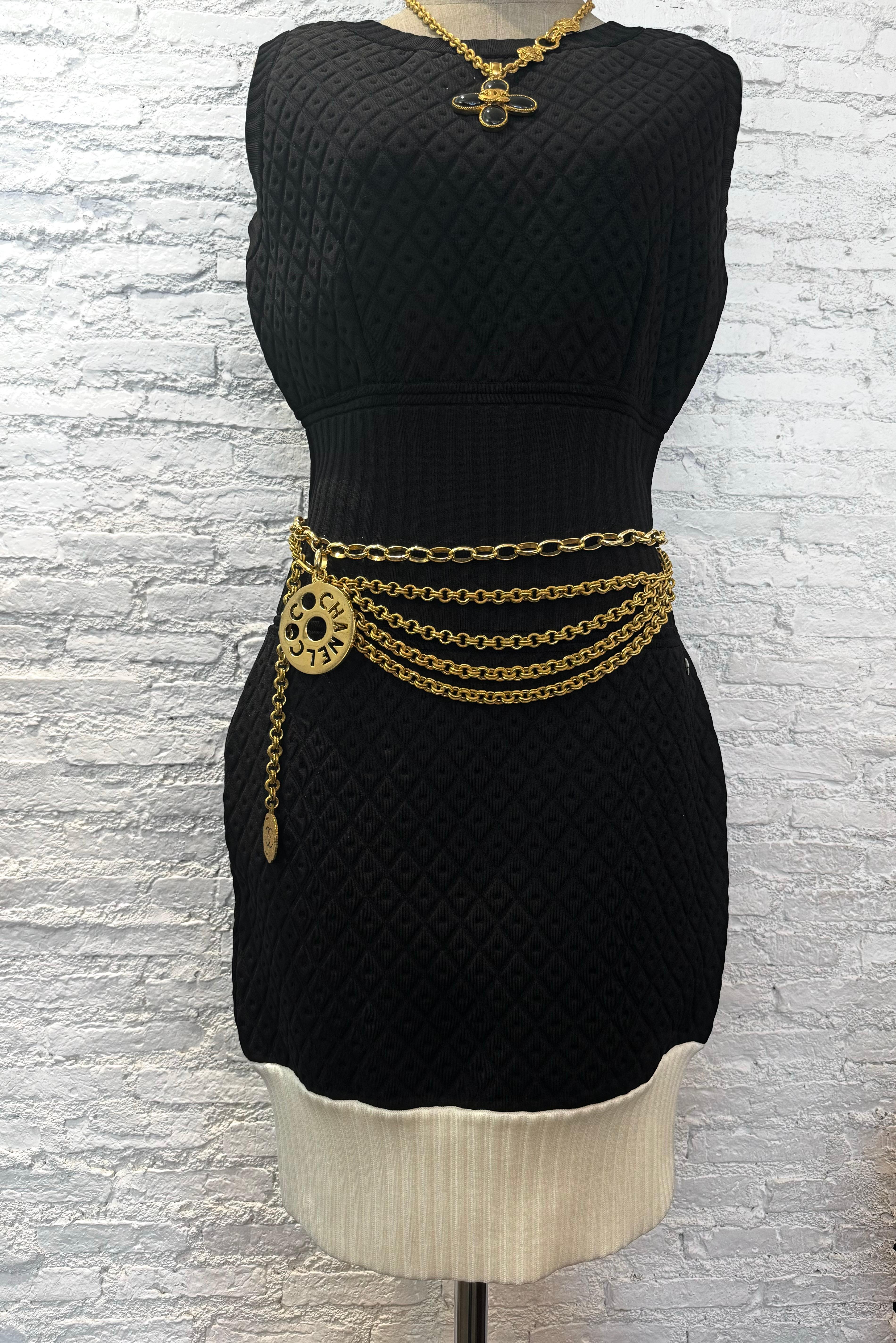 This 2013 Spring Summer CHANEL Sleeveless dress is crafted of rayon/polyester spandex fabric in black and white matelasse pattern. Figure flattering. Side zip closure. Made in Italy. Size EU42.

Composition:
48% Rayon, 45% Polypropylene, 7%