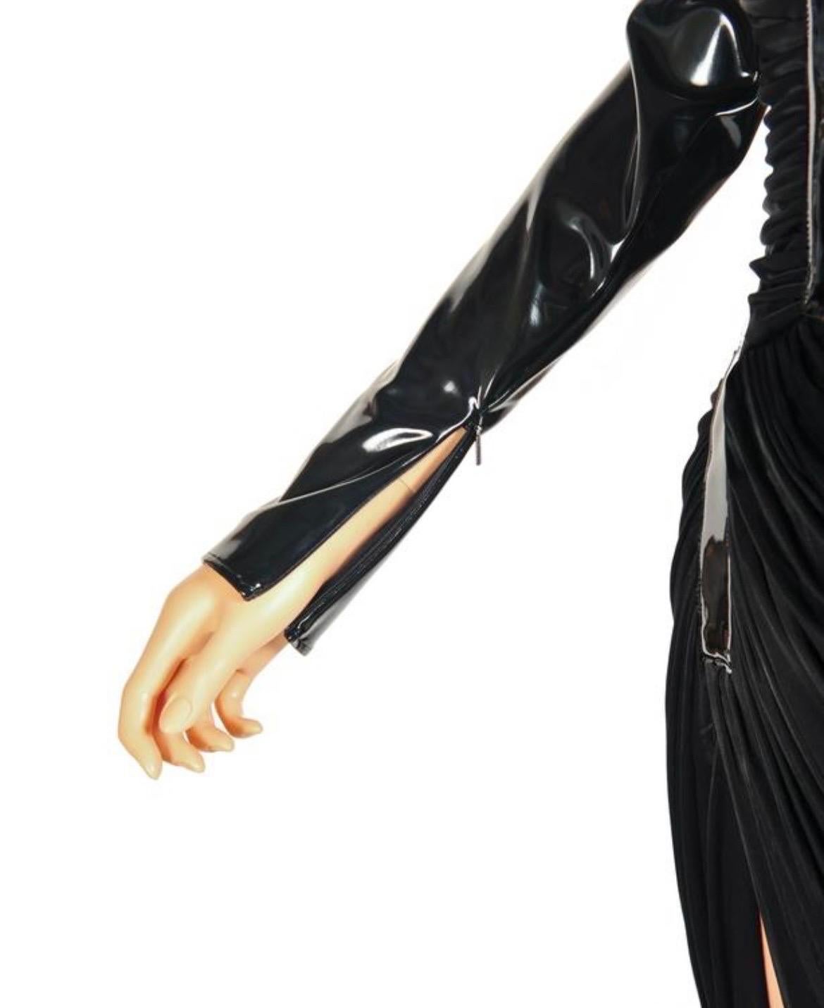 2013 Robe de défilé Versace en jersey noir et vinyle japonais en vente 2