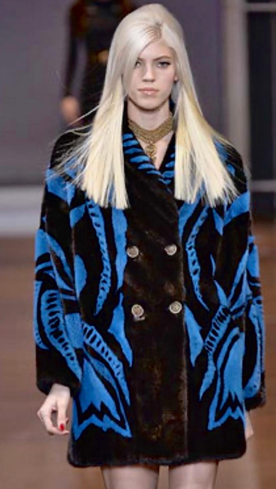 Cappotto intarsiato in visone di Versace - Nuovo con etichetta (sfilata 2013)

Un sorprendente cappotto doppiopetto in visone di Versace Collection della collezione 2013, realizzato in visone nero come l'acqua e con un'audace fantasia intarsiata blu