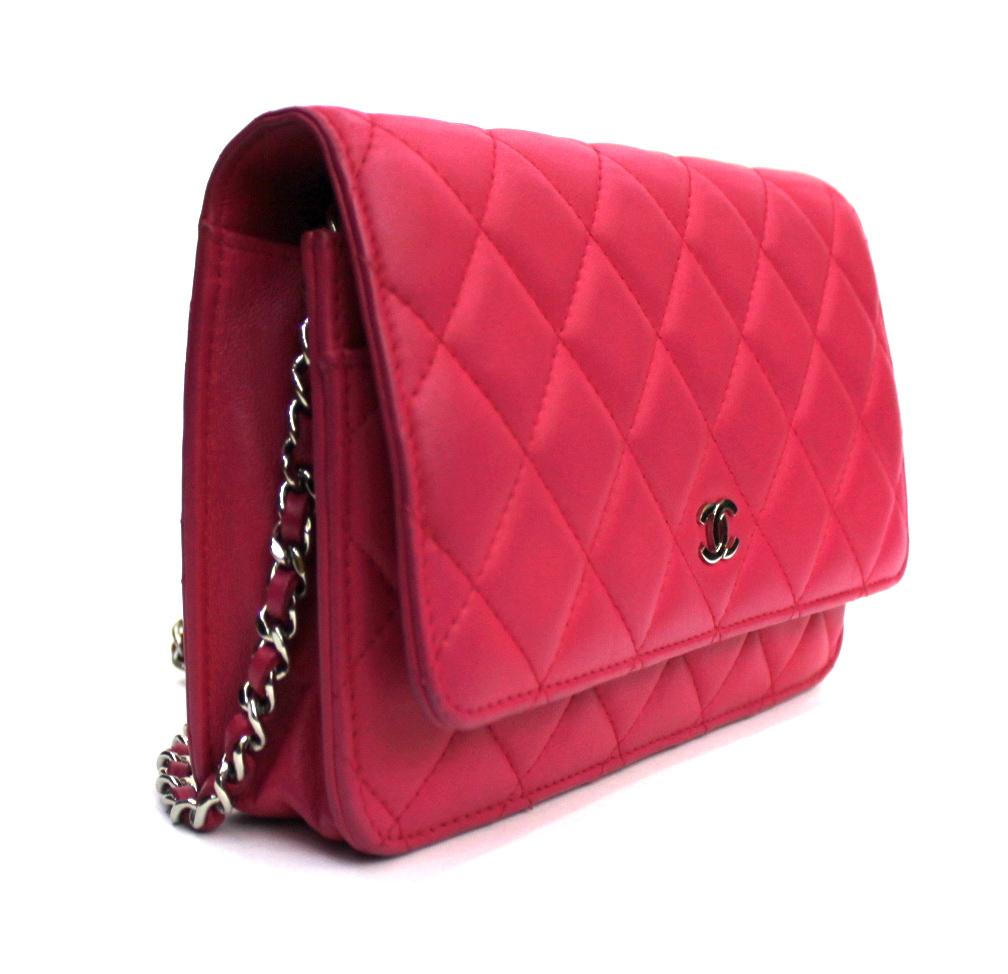 Superb Woc by Chanel made of fuchsia lambskin. Equipped with a leather and chain latch. Button closure, internally equipped with compartments and zippered pocket.
This wonder is presented in excellent condition.