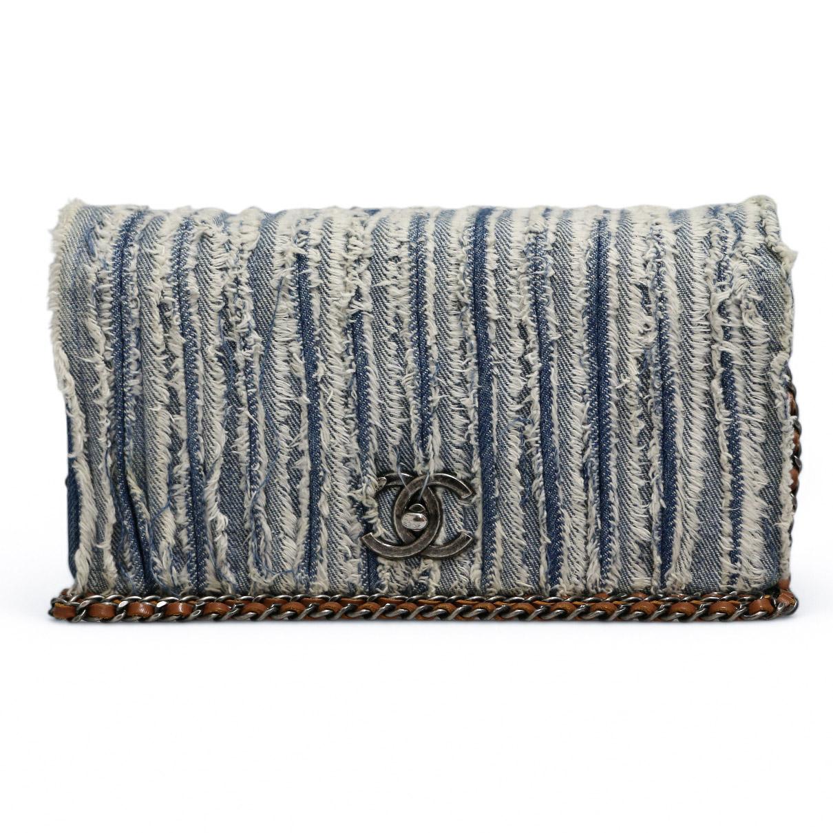 Beautiful Chanel denim clutch bag from 2014-2015, in good condition.
Made in Italy
Material : denim, metal, leather ; hardware : ruthenium metal
Interior: blue cotton canvas
Color: blue
Dimensions: 24 x 15 x 3 cm
Shoulder strap: 105 cm
Hologram: