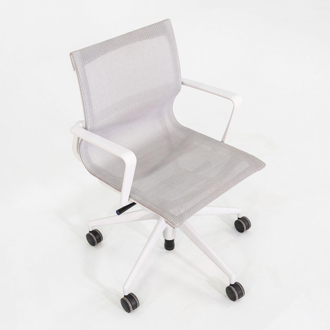 Dies sind die Physix-Bürostühle, die ursprünglich von Alberto Meda im Jahr 2012 entworfen wurden. Diese Exemplare wurden 2014 von Vitra in Deutschland hergestellt. Das Gestell und die Armlehnen bestehen aus Polyamid, während das Fünfsternfußkreuz