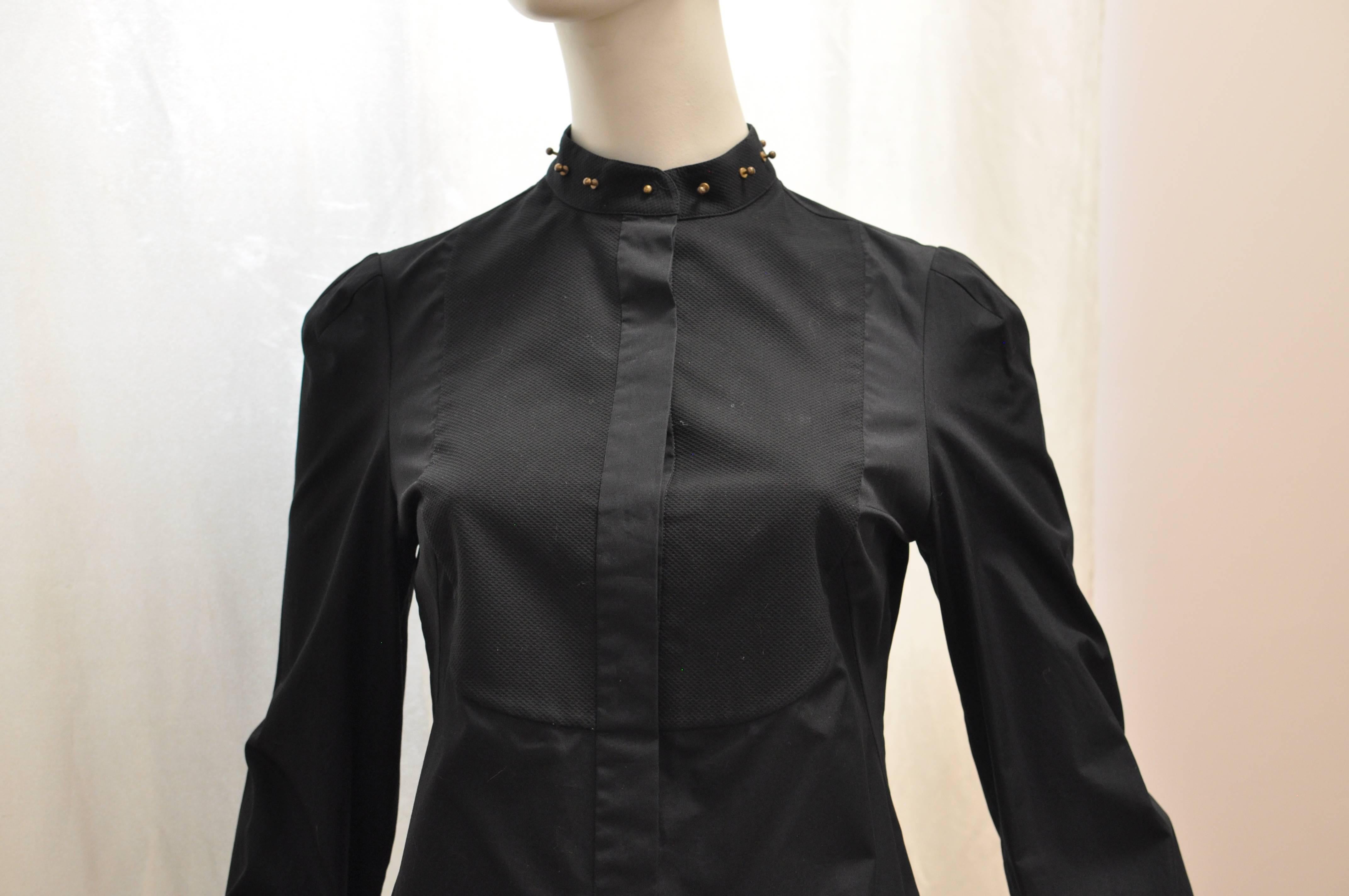 Beautiful quality cotton with a studded mandarin collar and piquet bib. There is concealed button fastening at the front with a stud collar closure. The cuffs are pleated and use a stud instead of a button.
This is a slim fit shirt. Made in Italy.