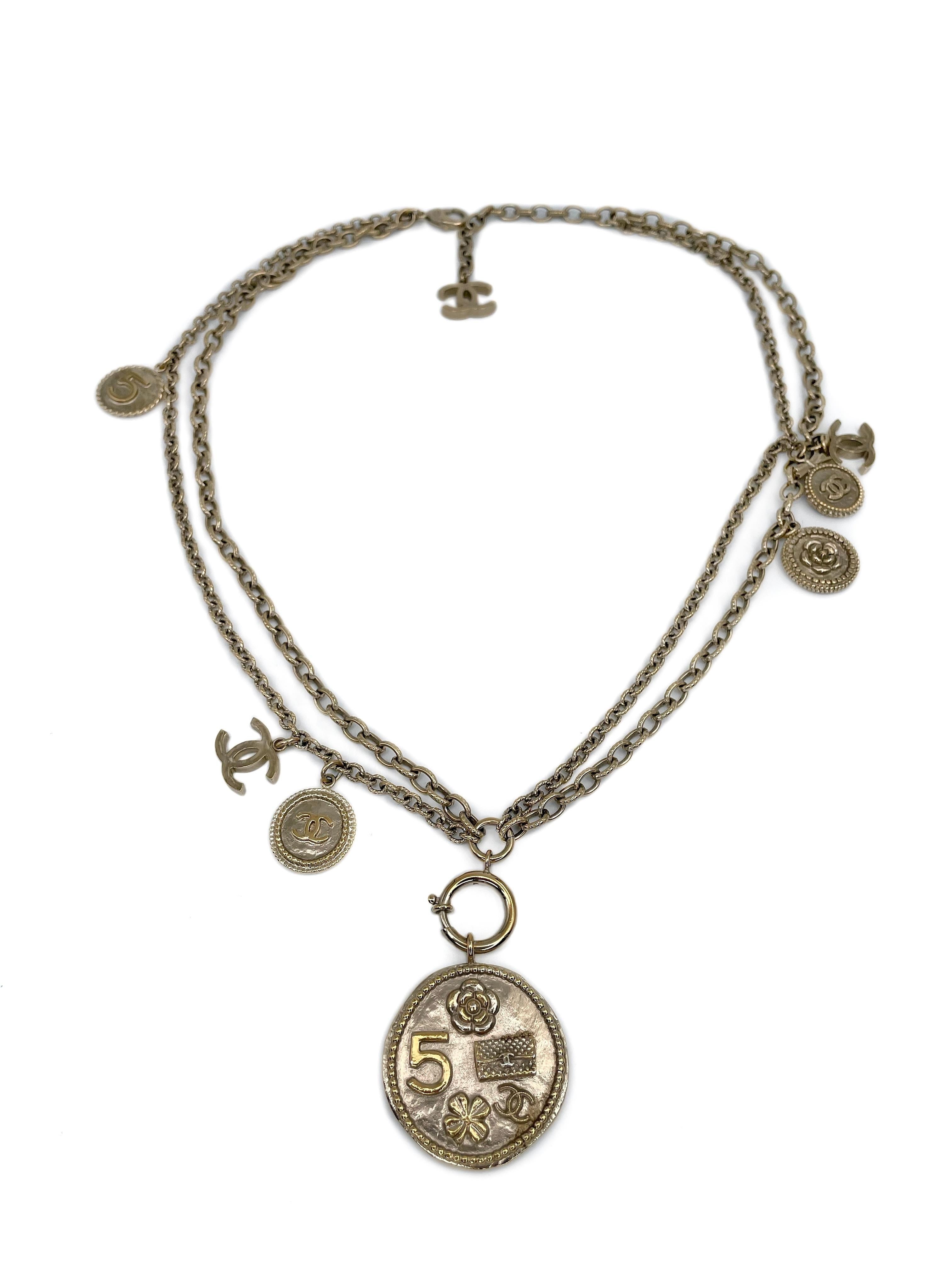 2014 Chanel 100th Anniversary Medaillon Münze Double Chain Gliederhalskette im Zustand „Gut“ in Vilnius, Vilniaus apskr.